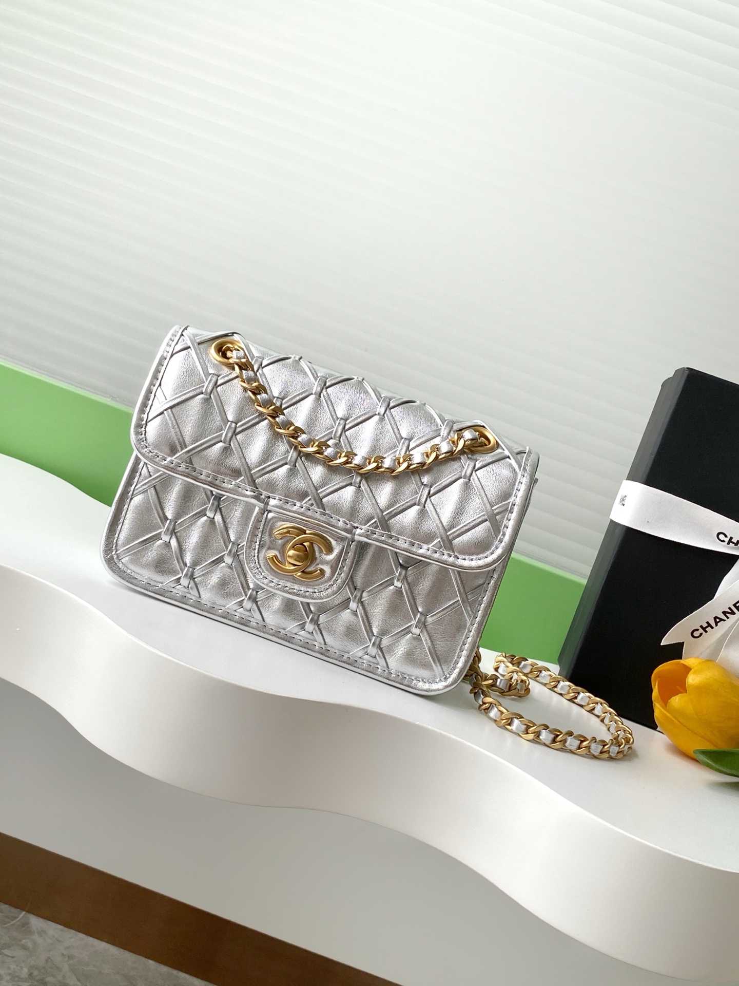 NO:213345,The new CF braided chain bag on the 25C show is so beautiful. Just looking at the appearance, you can win. The futuristic silver, exquisite double buckles, and a huge turn-back rate. Hahaha, it not only brings visual lightness, but also cleverly incorporates the simple but modern silhouette design~ The elegant walking is full of high-end feeling!  Model number AS4797 Size 13-19-5.5, Chanel, chanel1986090925C秀场新款CF编织链条包银色好美啊 光看颜值就赢麻了 未来感十足的银色、精致的双扣、回头率爆棚啊哈哈哈 不仅带来了视觉上的轻盈享受、更巧妙融入了简约而不失摩登的廓形设计～ 行走的优雅,高级感十足！ 款号AS4797 尺寸13-19-5.5,香奈儿,chanel,Bag