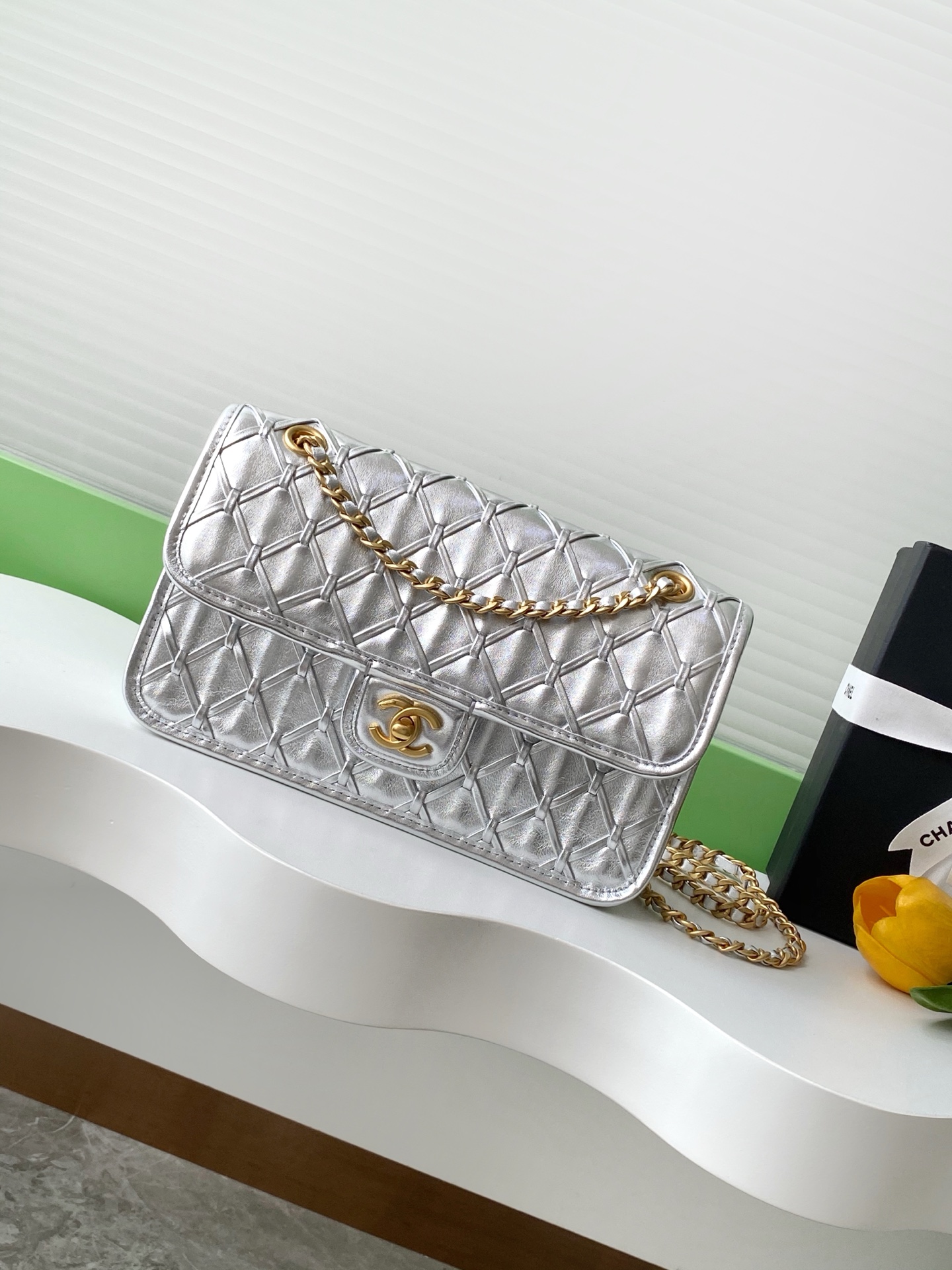 NO:213341,The new CF braided chain bag on the 25C show is so beautiful. Just looking at the appearance, you can win. The futuristic silver, exquisite double buckles, and a huge turn-back rate. Hahaha, it not only brings visual lightness, but also cleverly incorporates the simple but modern silhouette design~ The elegant walking is full of high-end feeling!  Model number AS4795 Size 15-25-8, Chanel, chanel1986090925C秀场新款CF编织链条包银色好美啊 光看颜值就赢麻了 未来感十足的银色、精致的双扣、回头率爆棚啊哈哈哈 不仅带来了视觉上的轻盈享受、更巧妙融入了简约而不失摩登的廓形设计～ 行走的优雅,高级感十足！ 款号AS4795 尺寸15-25-8,香奈儿,chanel,Bag