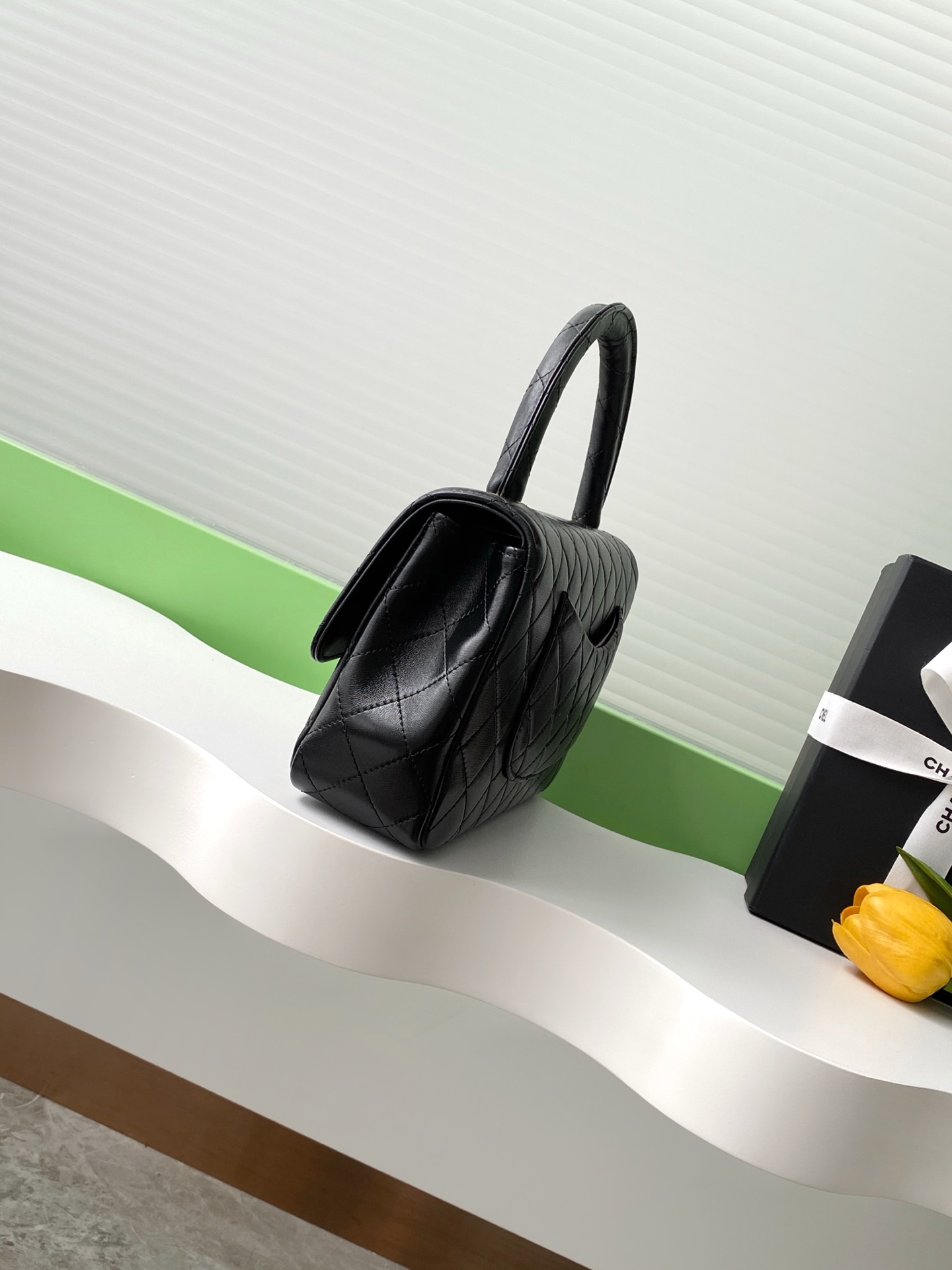 Черная сумка с ручкой в стиле Chanel