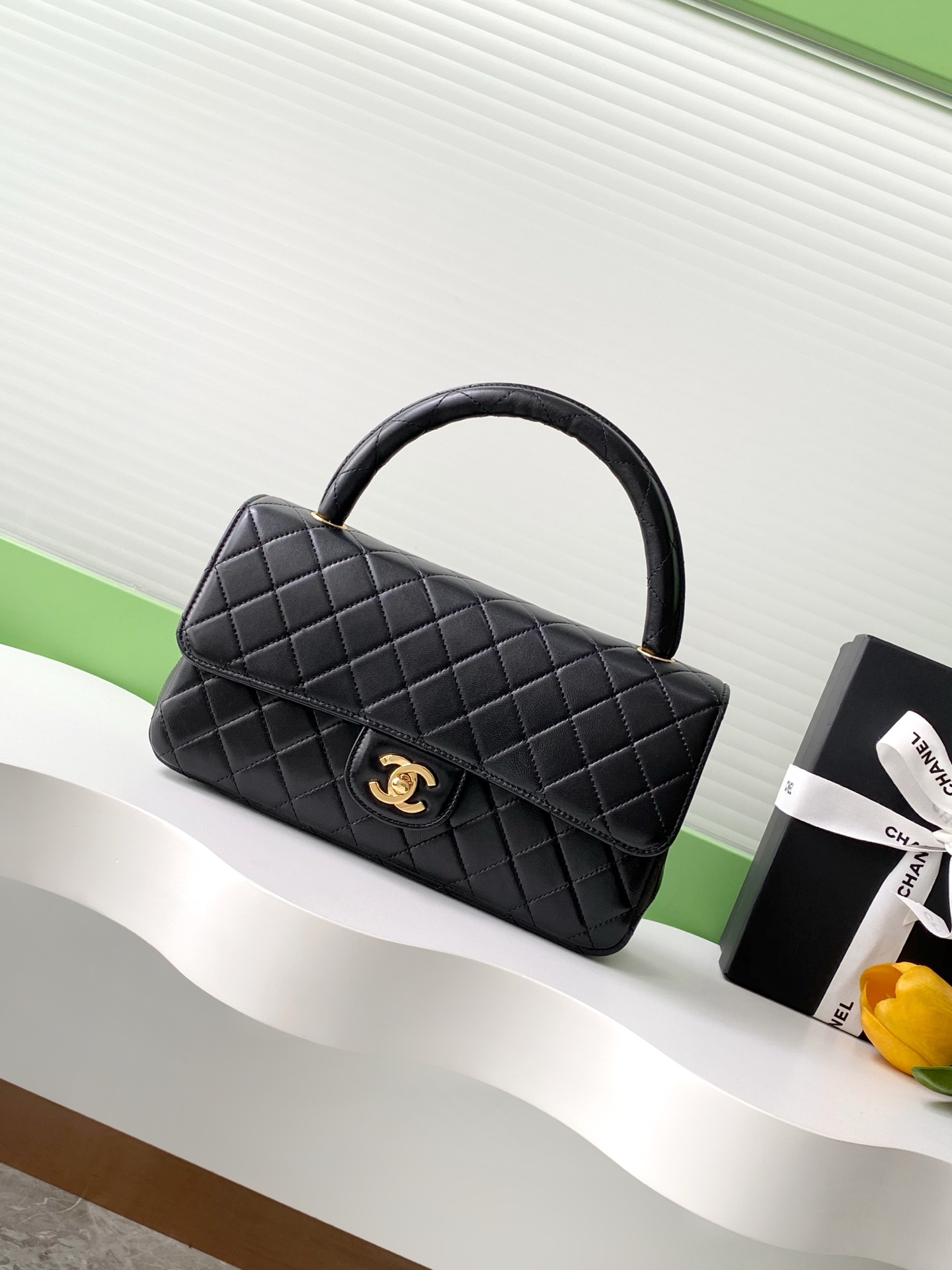 Черная сумка с ручкой в стиле Chanel
