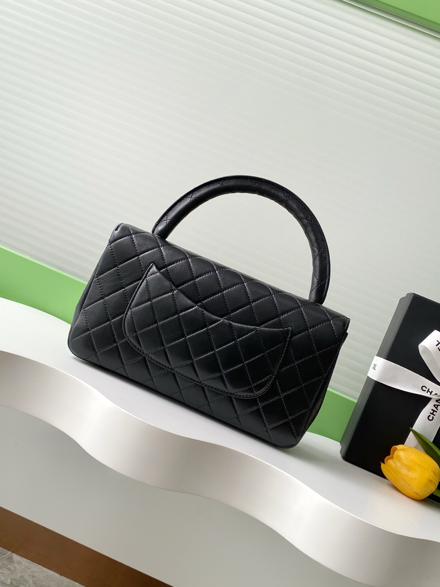 Черная сумка с ручкой в стиле Chanel