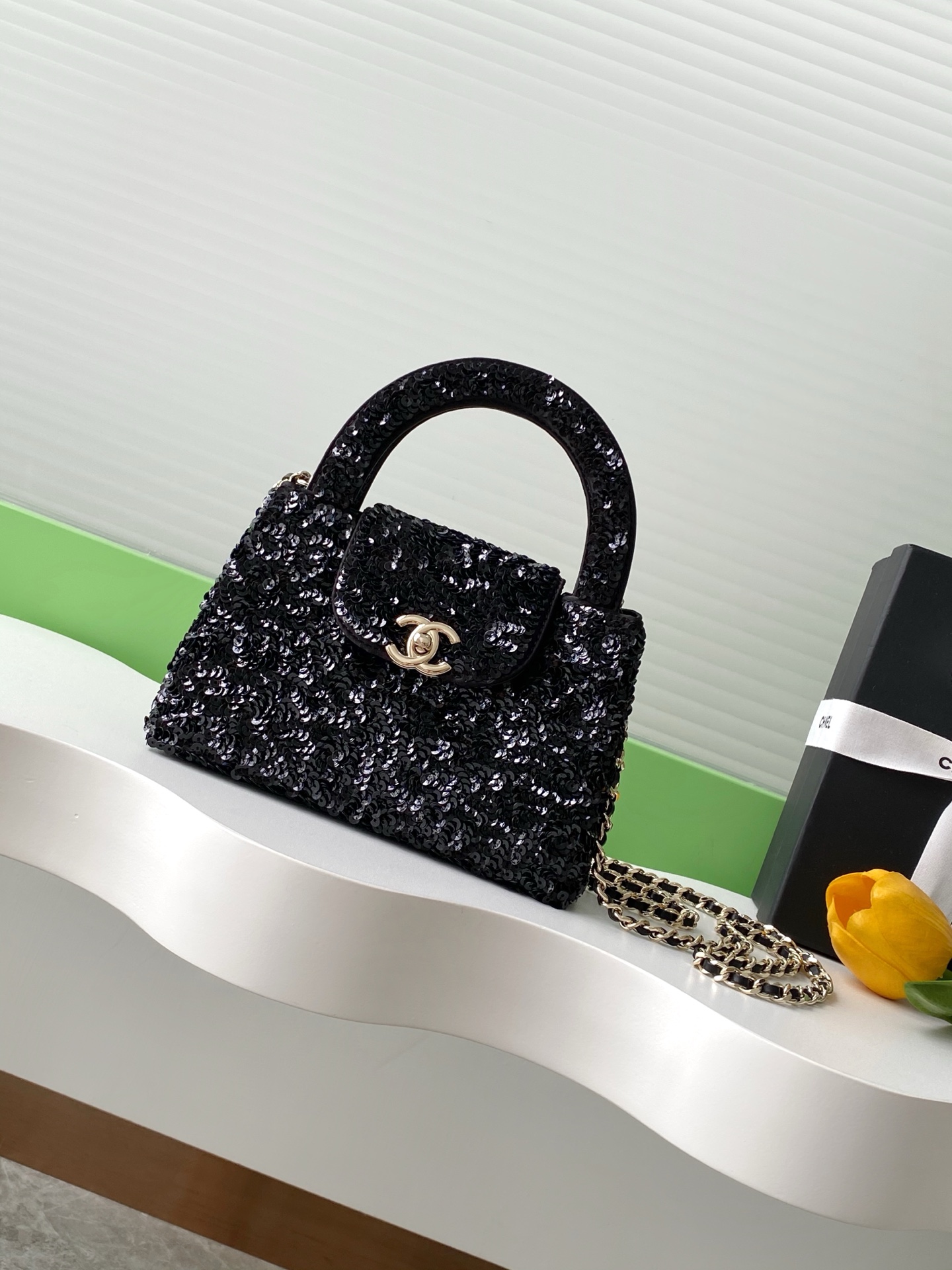 Sac Kelly à paillettes Chanel, poignée supérieure, bandoulière chaîne, noir