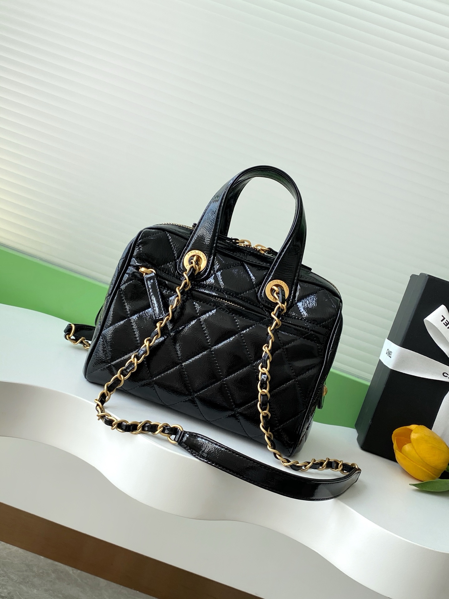 Сумка через плечо с золотой фурнитурой, стиль Chanel