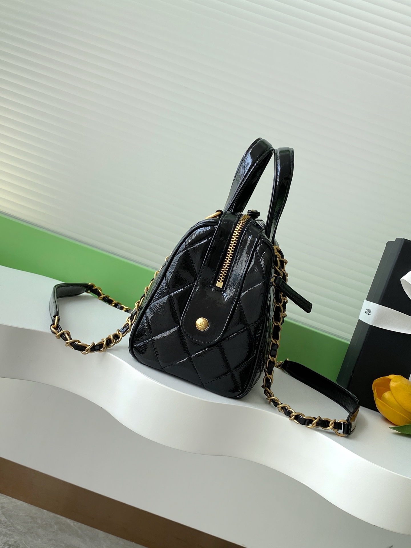 Сумка через плечо с золотой фурнитурой, стиль Chanel