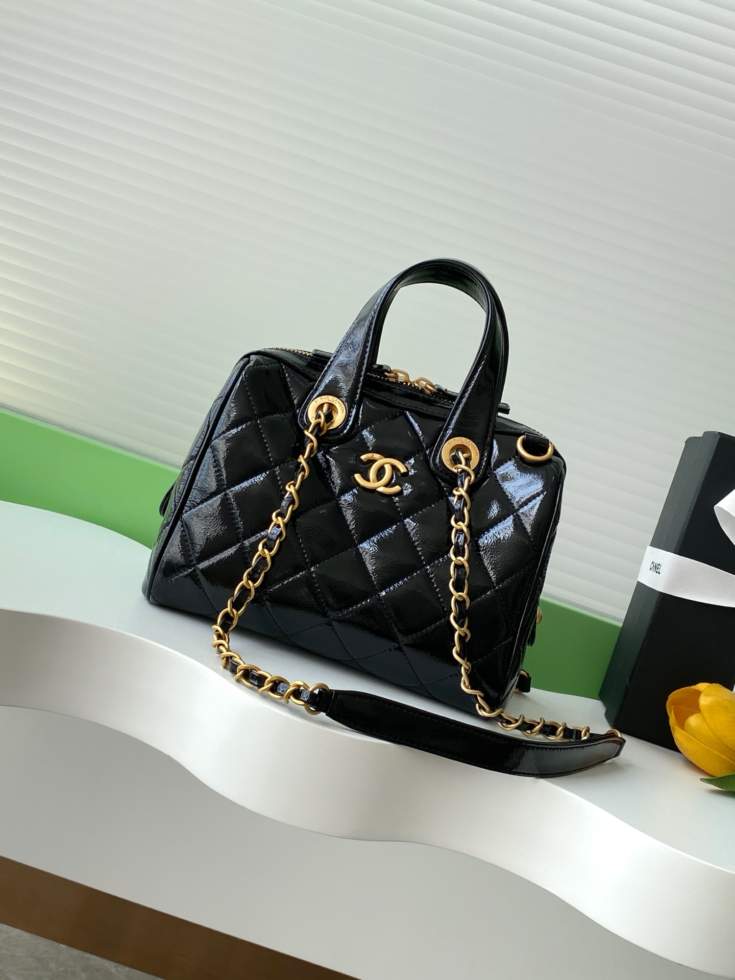 Сумка через плечо с золотой фурнитурой, стиль Chanel