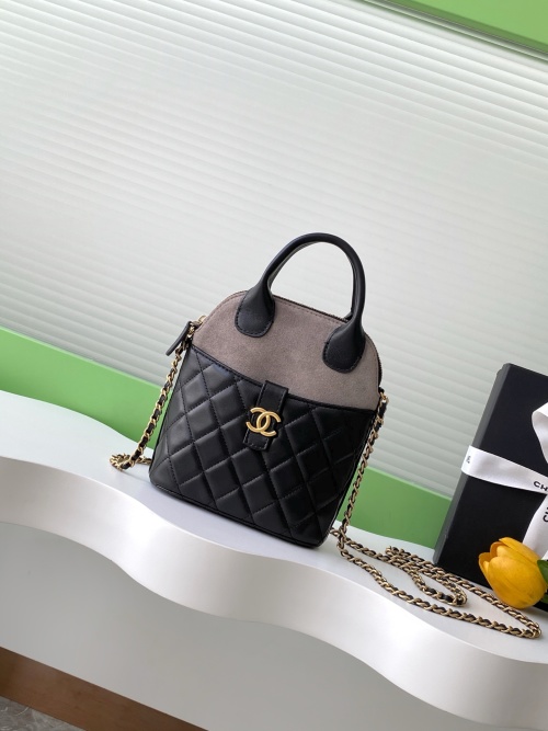 Elegant Suede Patchwork Shell Bag with Chain Strap - Chic Summer Style 1 Elegant Suede Patchwork Shell Bag with Chain Strap - Chic Summer Style