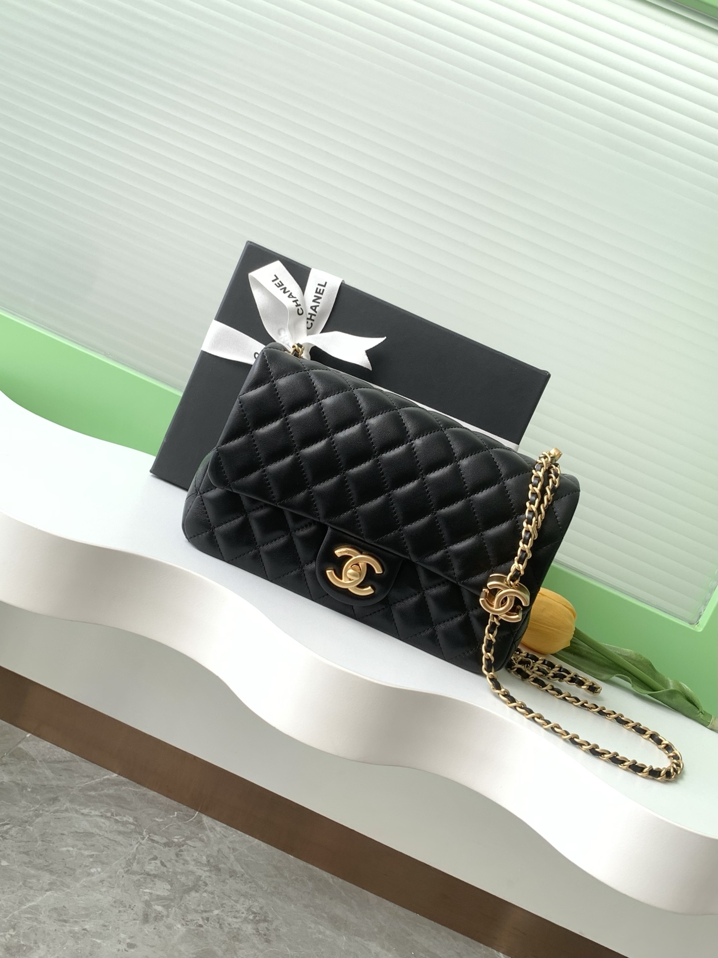 Черная сумка с цепью и замком, кожа Chanel