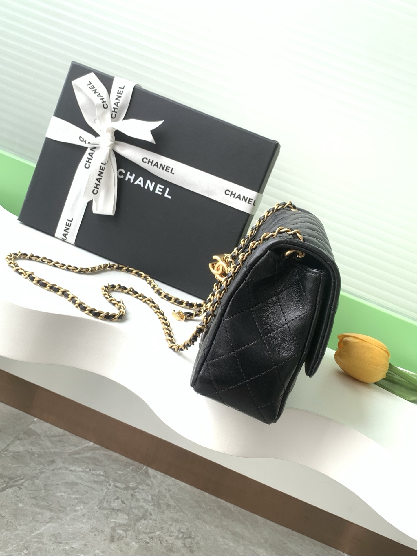 Черная сумка с цепью и замком, кожа Chanel