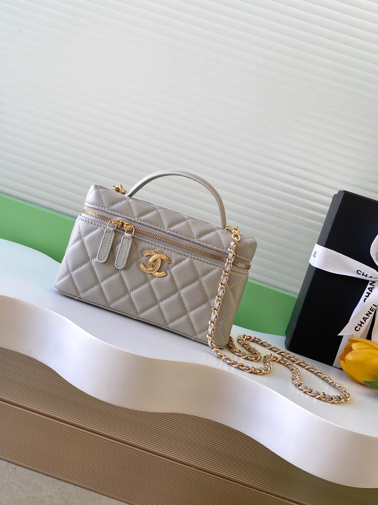 Chanel Sheepskin Mandarin Duck Button 25C LP Handle Cosmetic Bag Box Bag [Color] Forma muy clásica y atractiva [Feliz] …