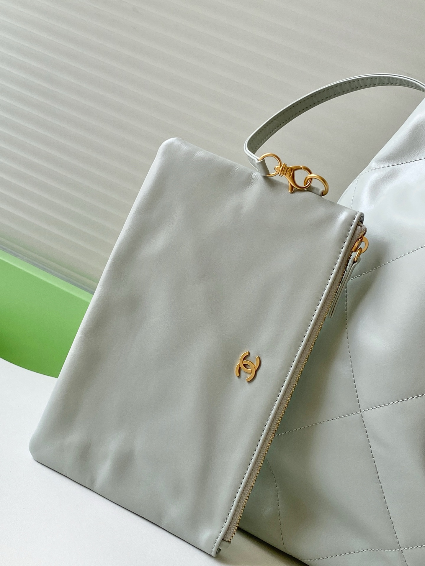 Chanel 22 Light gray shoulder everyday