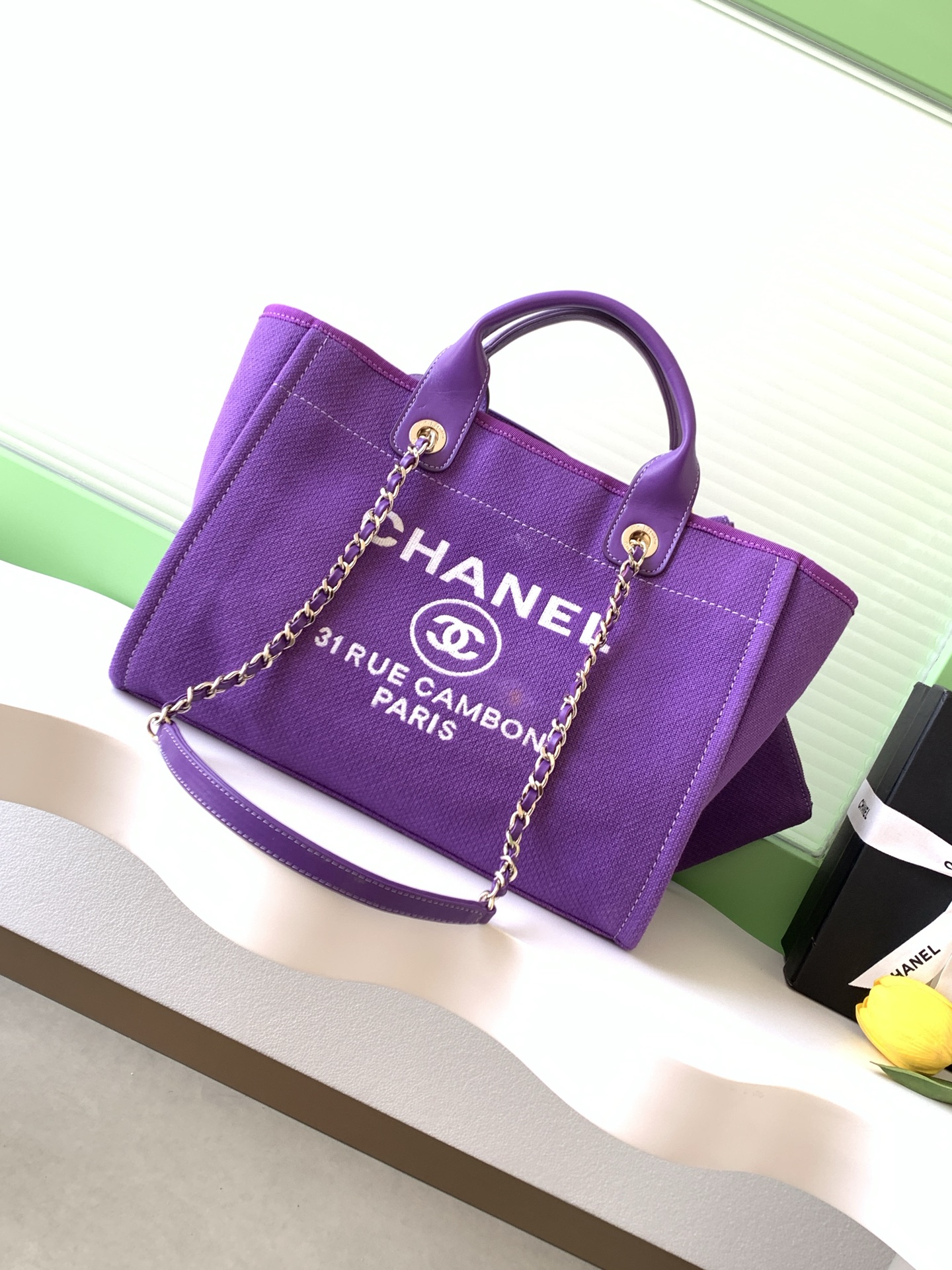 El bolso shopping Chanel beach bag está confeccionado en algodón, con una combinación de piel de becerro y metal. Es un…