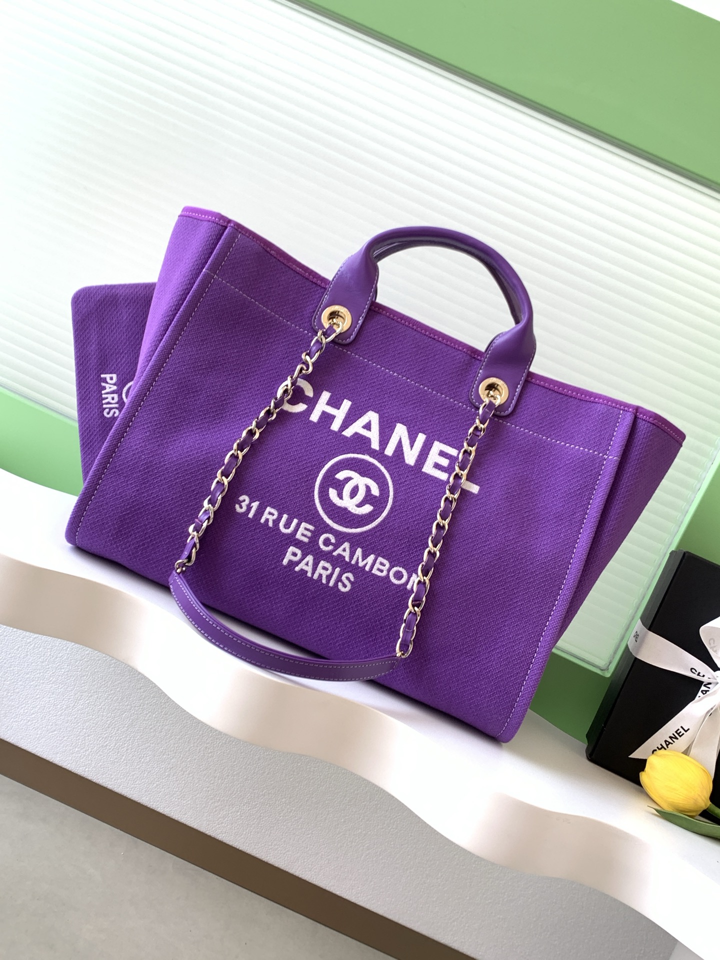 El bolso shopping Chanel beach bag está confeccionado en algodón, con una combinación de piel de becerro y metal. Es un…