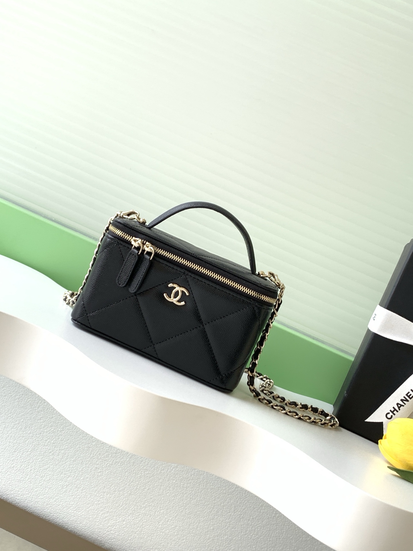 Bolso grande con caja de diamantes Chanel de 25k. El clásico patrón de rombos se combina con piel de vacuno caviar. ¡La…
