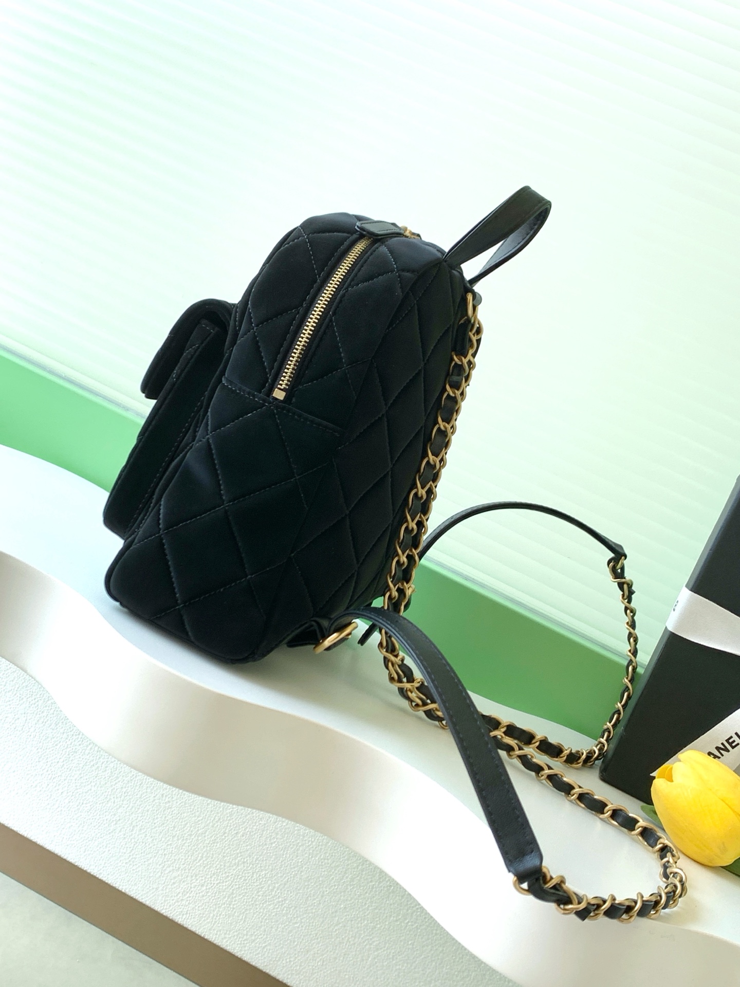 Черный рюкзак с ромбовидной стежкой и логотипом Chanel