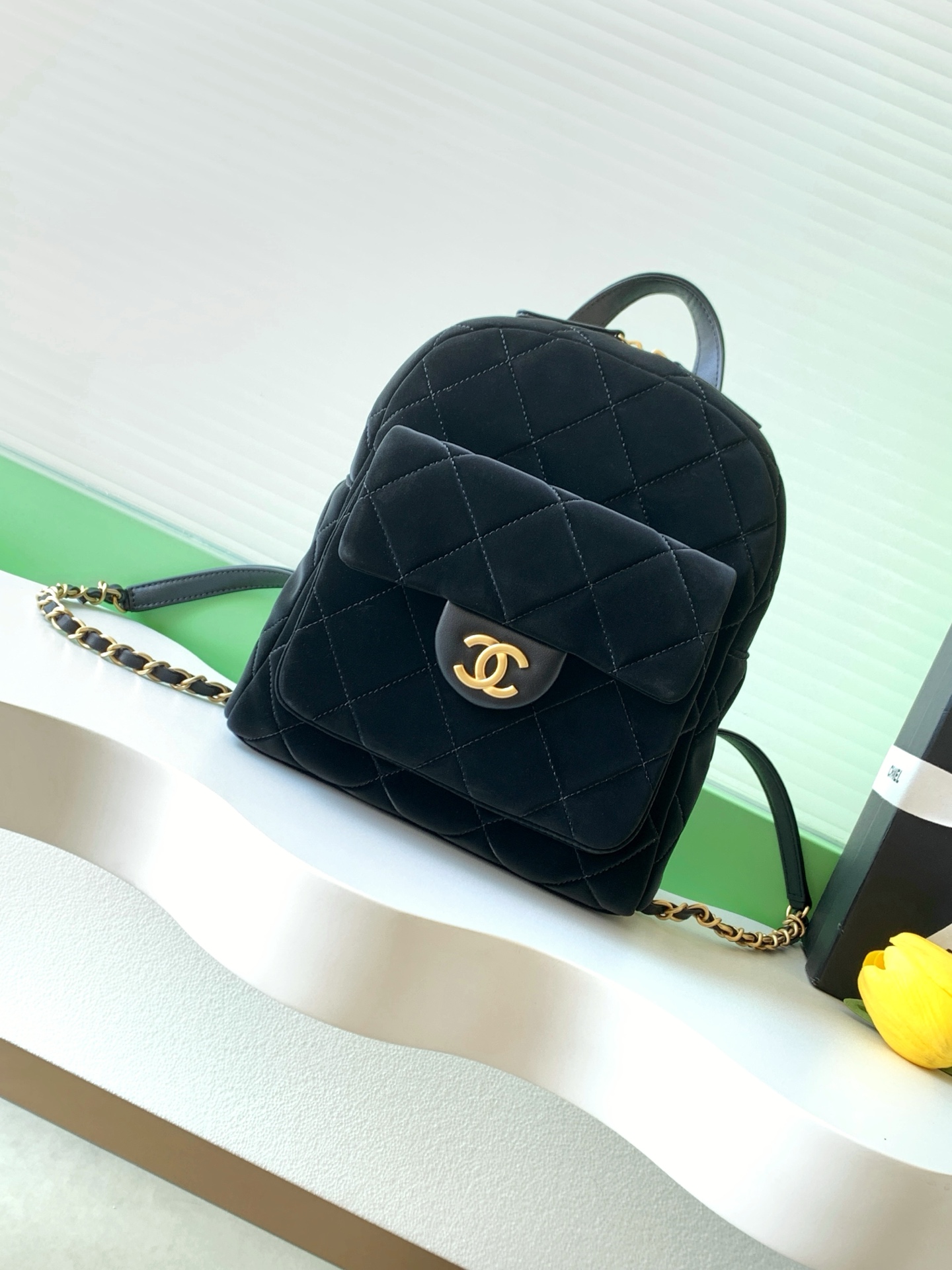 Черный рюкзак с ромбовидной стежкой и логотипом Chanel