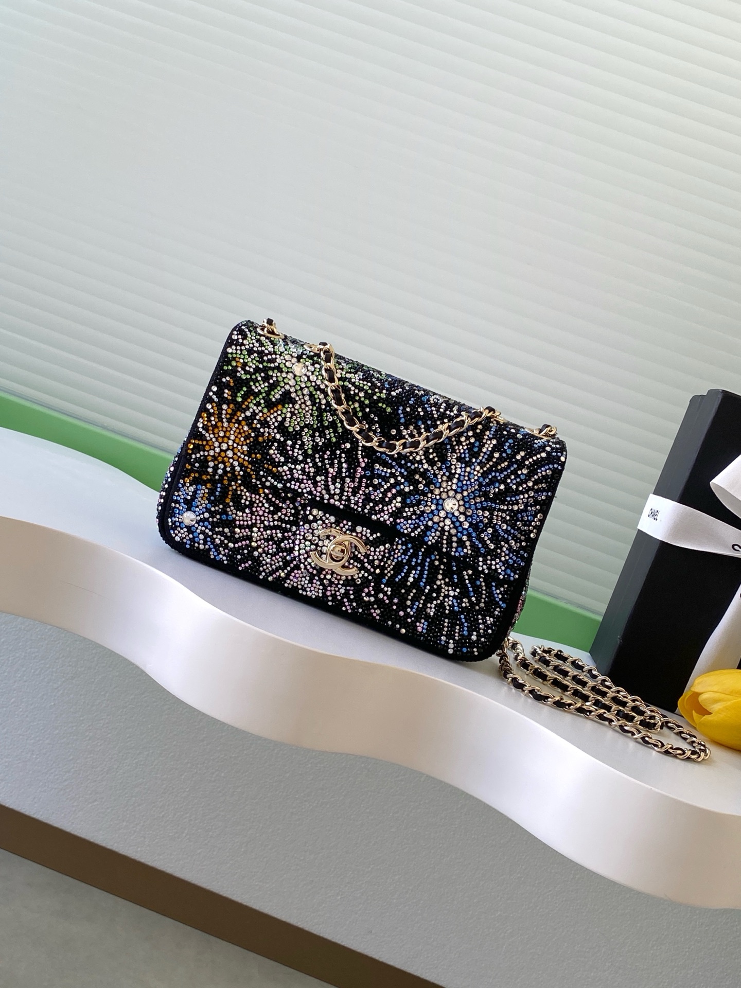 El bolso Chanel 25N Fireworks Crystal CF es una edición limitada de la serie de esquí Coco Neige, con tela base negra +…