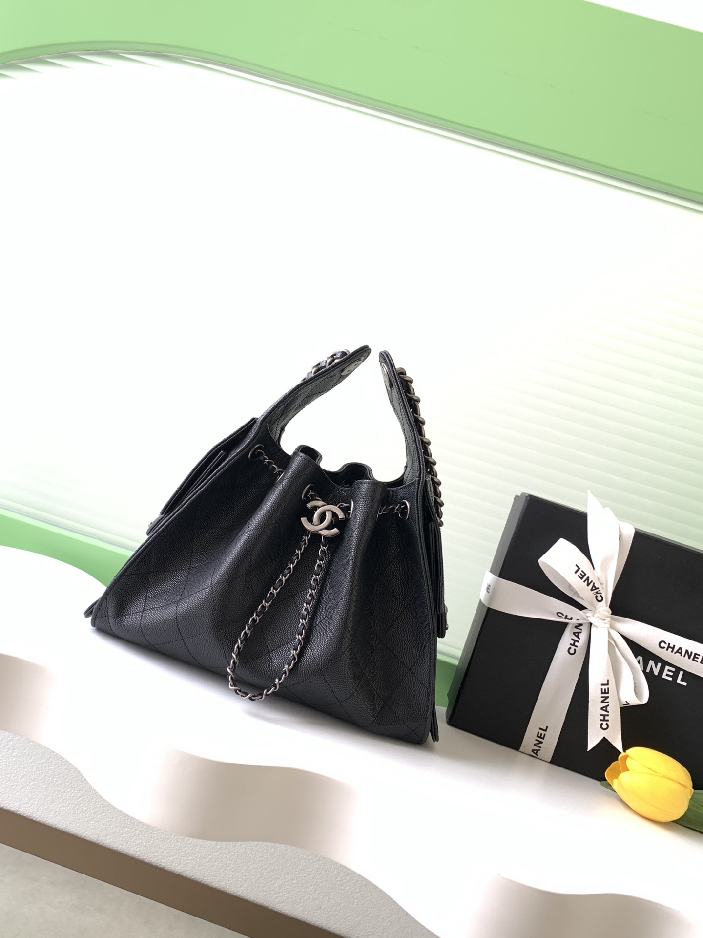 25 bolsas de cuero de grano de bola Chanel bolso hobo para axila bolso hippie para axila pequeño bolso retro con cordón…