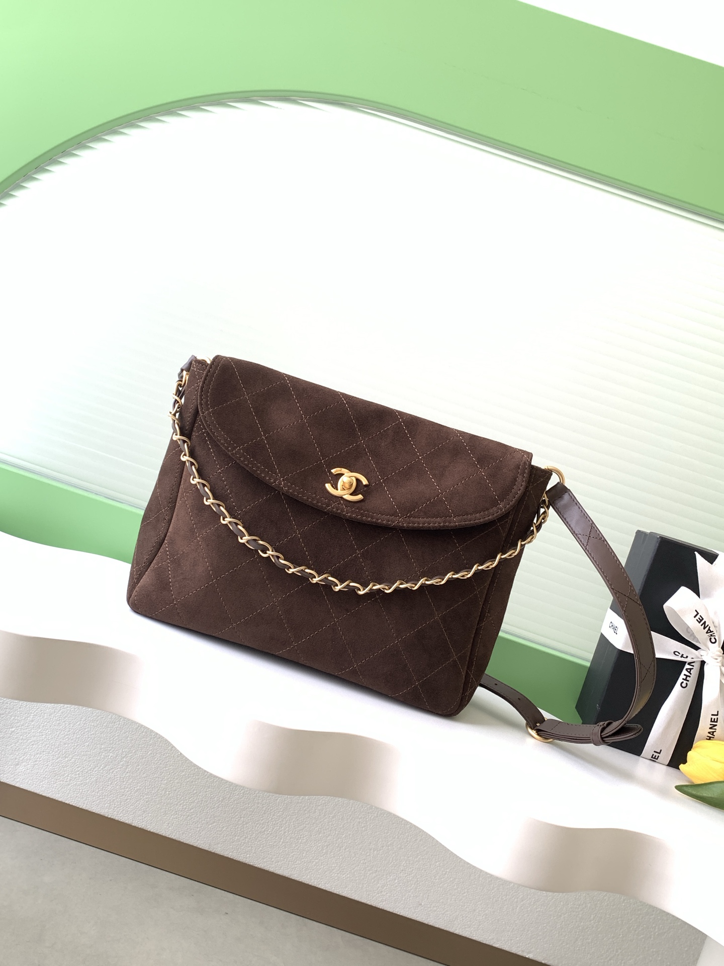 NO:688508,26C suede messenger bag, black suede + classic diamond pattern, golden double CLogo is very recognizable. The chain shoulder strap is adjustable, it can be carried on one shoulder, cross-body or hand, and it is great for daily commuting or matching with autumn and winter coats!  The 30cm capacity is moderate, retro and fashionable, the suede material is soft and textured, and full of autumn and winter atmosphere. It has both practicality and design, and it is a super popular item in the 26C series!  Model No. AS5886 Size 25-30-7 Comes with packaging, Chanel, chamois leather1986090926C麂皮邮差包,黑色麂皮+经典菱格纹,金色双CLogo超有辨识度.链条肩带可调节,单肩、斜挎、手拎都OK,日常通勤或秋冬大衣搭配都很出彩！30cm容量适中,复古又时髦,麂皮材质柔软有质感,秋冬氛围感拉满 .实用与设计感兼具,是26C系列超热门单品！ 款号AS5886 尺寸25-30-7 配包装,香奈儿,chanel,chamois leather,Bag