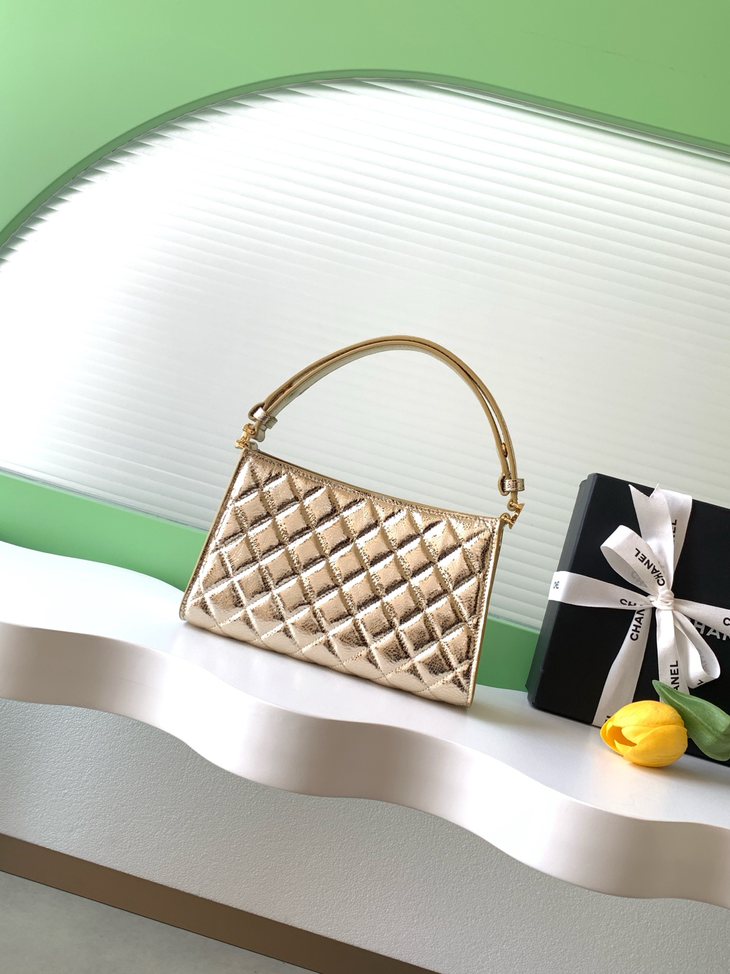 NO:688511,Chanel 26X Christmas limited armpit bag, sheepskin + classic diamond pattern, delicate and soft texture, full of luster. Small and lightweight, perfect for daily commuting or holiday travel!  Gold hardware + adjustable handle, hand/armpit carry method can be switched at will, burgundy lining + small gold buckle has a Christmas atmosphere V. Style number AS6045 Size 14-22-7.5 Comes with packaging, Chanel, chanel, chanel, sheepskin19860909Chanel 26X圣诞限定腋下包,羊皮＋经典菱格纹,质感细腻柔软,光泽感满满.小巧轻便,日常通勤或节日出行都超适合！金色五金+可调节手柄,手提/腋下背法随心切换,酒红内里+小金扣超有圣诞氛围感V. 款号AS6045 尺寸14-22-7.5 配包装,香奈儿,chanel,chanel,sheepskin,Bag