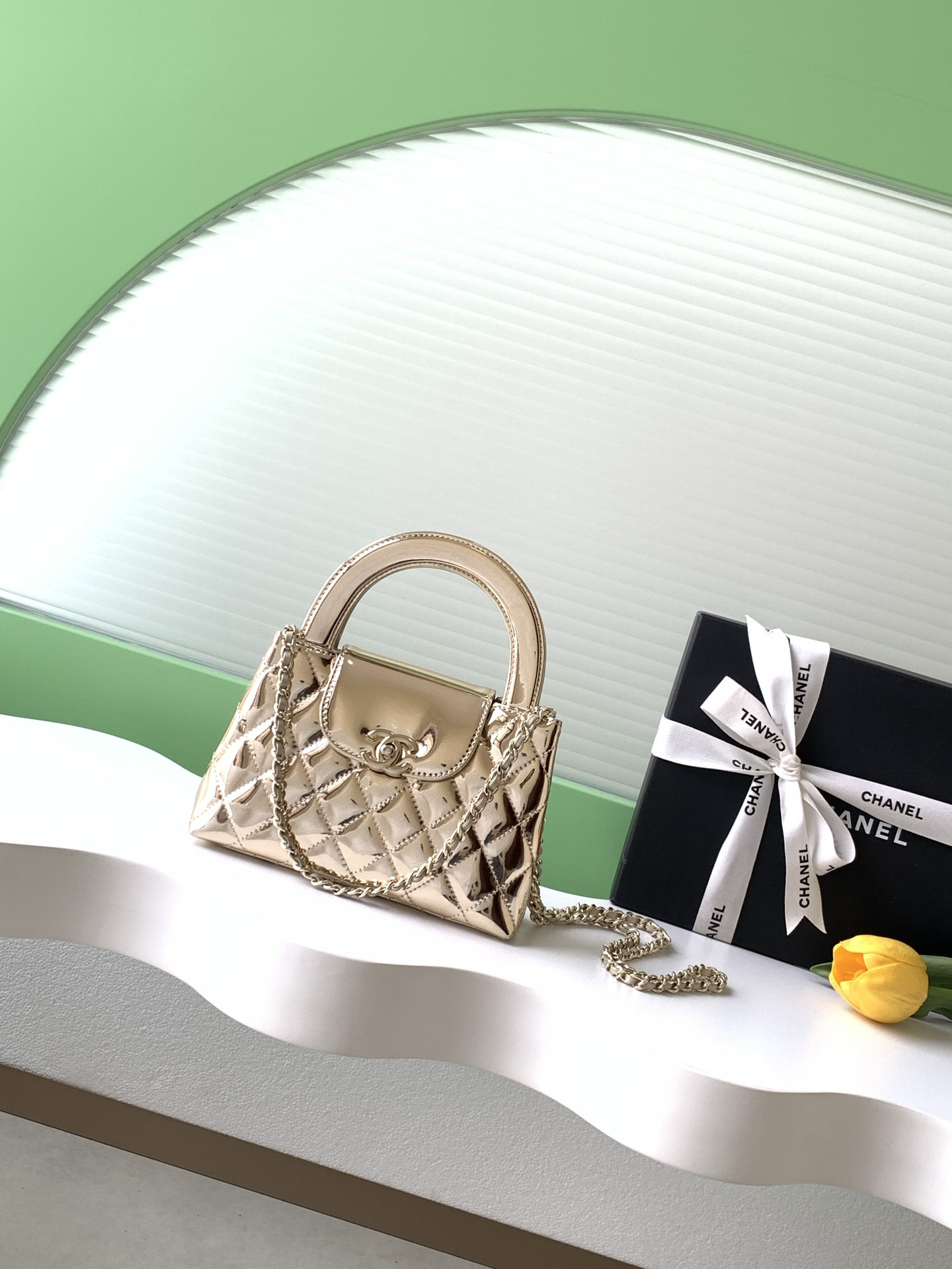 NO:740898,Authentic grade 26C Kelly chain bag, golden patent leather + classic diamond pattern, super metallic luster!  The metal buckle + chain shoulder strap can be worn as a hand-held or cross-body bag. It is flexible and versatile. It is compact in size and can be easily used for daily travel or parties. It is fashionable and practical. The Mini Kelly series is highly recognizable. The gold model is perfect for matching with dark or metallic styles, easily enhancing the look. Style No. AS4416 Size 13-19-7 Comes with packaging, CHANEL, chanel19860909正品级 26C Kelly链条包,金色漆皮+经典菱格纹,金属光泽感超强！金属扣+链条肩带,手提斜挎都OK,灵活百搭～尺寸小巧,日常出行或派对都能轻松驾驭,时尚又实用.Mini Kelly系列辨识度高,金色款超适合搭配深色或金属风穿搭,轻松提升造型感 款号AS4416 尺寸13-19-7 配包装,CHANEL,chanel,Bag