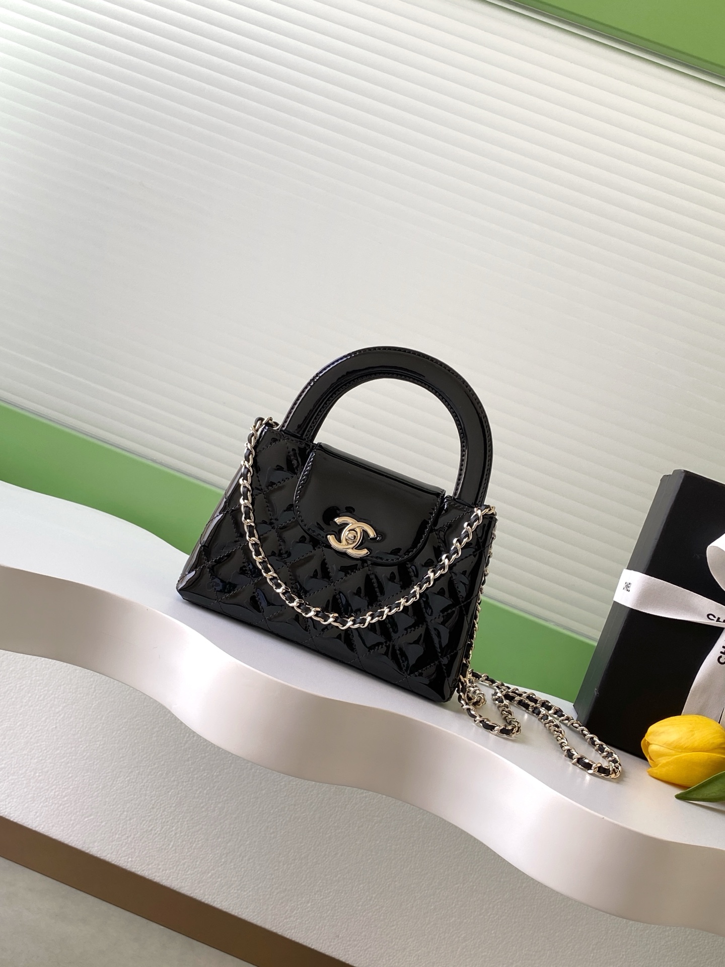 NO:740896,Authentic grade 26C Kelly chain bag, black patent leather + classic diamond pattern, super metallic luster!  Metal buckle + chain shoulder strap, suitable for hand-held or cross-body wear, flexible and versatile ~ small size, easy to carry on daily trips or parties, fashionable and practical. The Mini Kelly series is highly recognizable, the black model is perfect for matching with dark or metallic styles, easily enhancing the style. Style No. AS4416 Size 13-19-7 Comes with packaging, CHANEL, chanel19860909正品级 26C Kelly链条包,黑色漆皮+经典菱格纹,金属光泽感超强！金属扣+链条肩带,手提斜挎都OK,灵活百搭～尺寸小巧,日常出行或派对都能轻松驾驭,时尚又实用.Mini Kelly系列辨识度高,黑色款超适合搭配深色或金属风穿搭,轻松提升造型感 款号AS4416 尺寸13-19-7 配包装,CHANEL,chanel,Bag