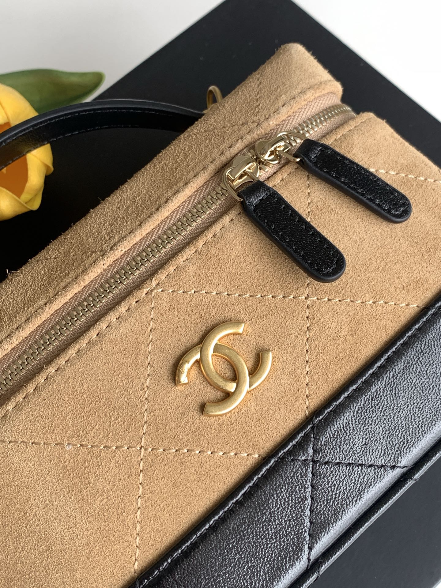 Chanel Style Black Leather Crossbody Bag style reference detail image 5 from source 770371