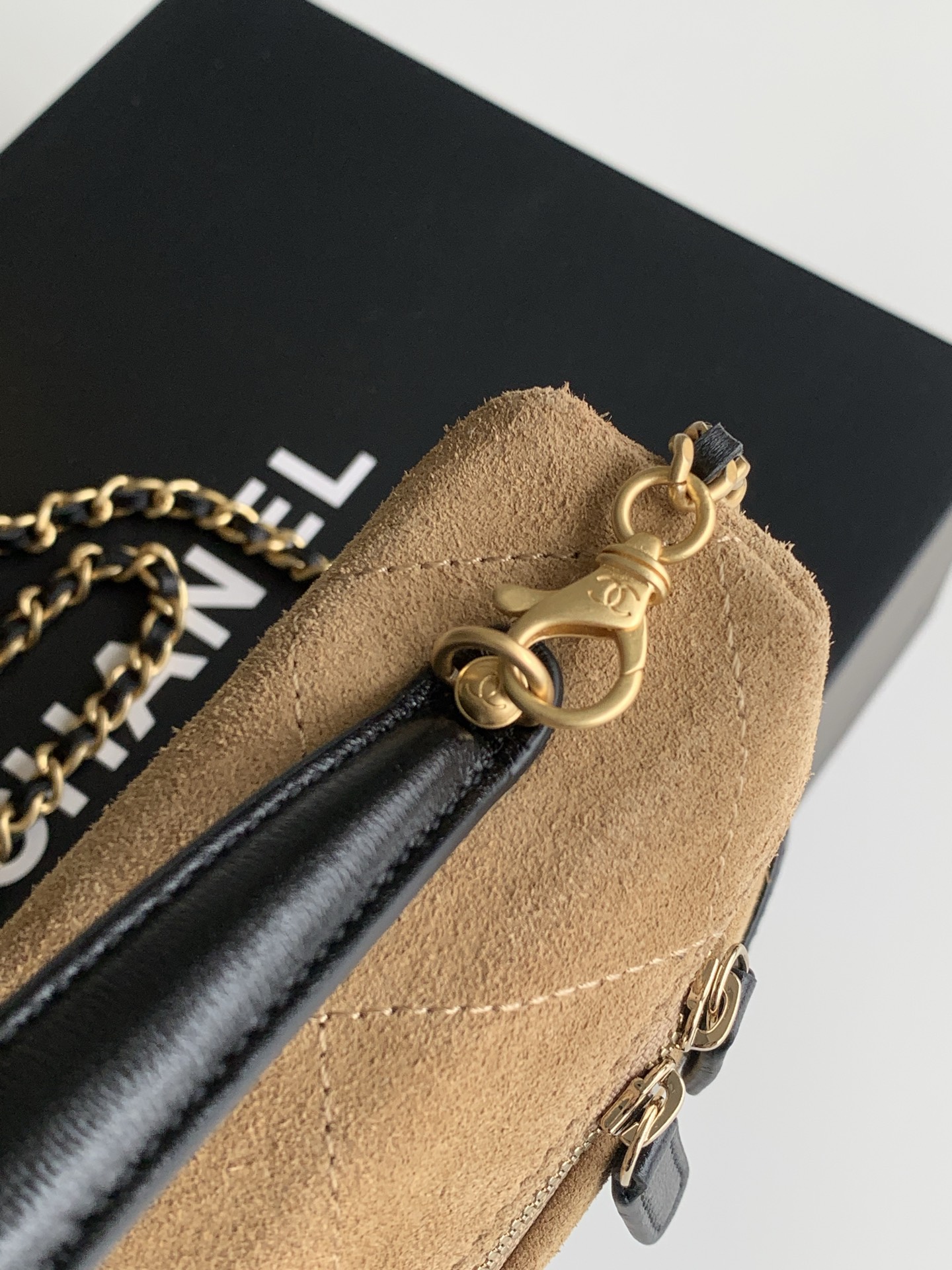 Chanel Style Black Leather Crossbody Bag style reference detail image 6 from source 770371