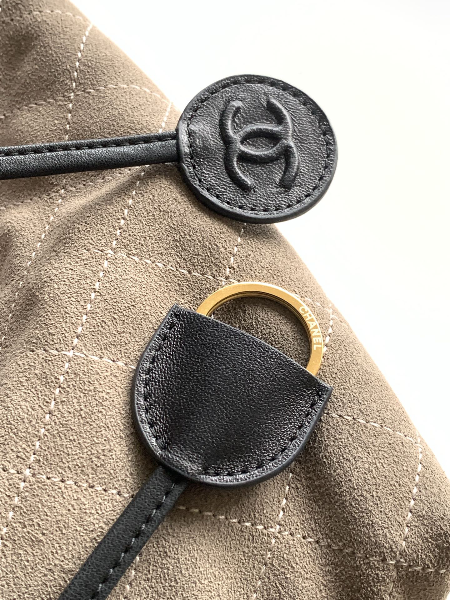 Chanel Style Leather Crossbody Bag style reference detail image 6 from source 770383