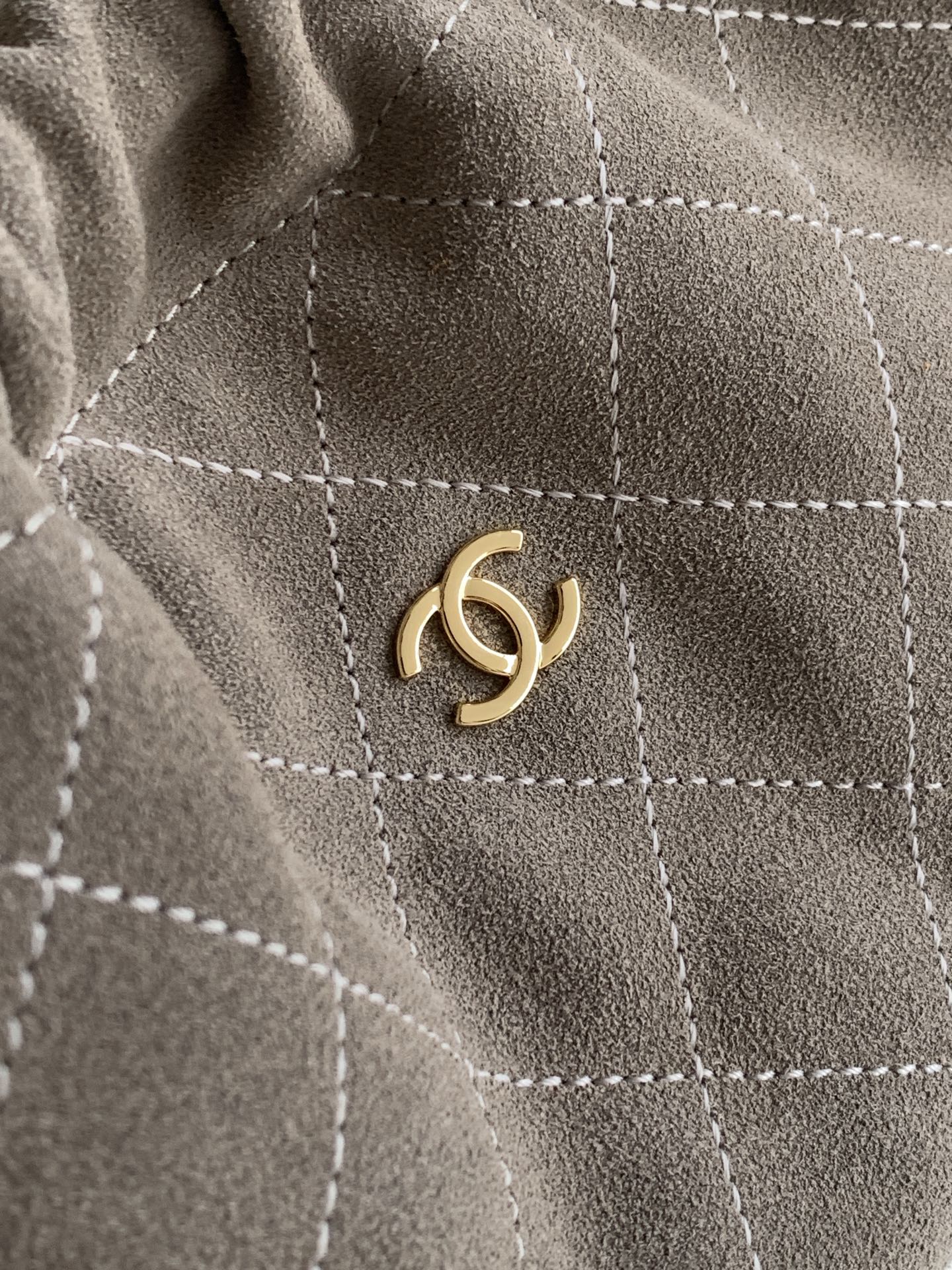 Chanel Style Leather Crossbody Bag style reference detail image 5 from source 770383