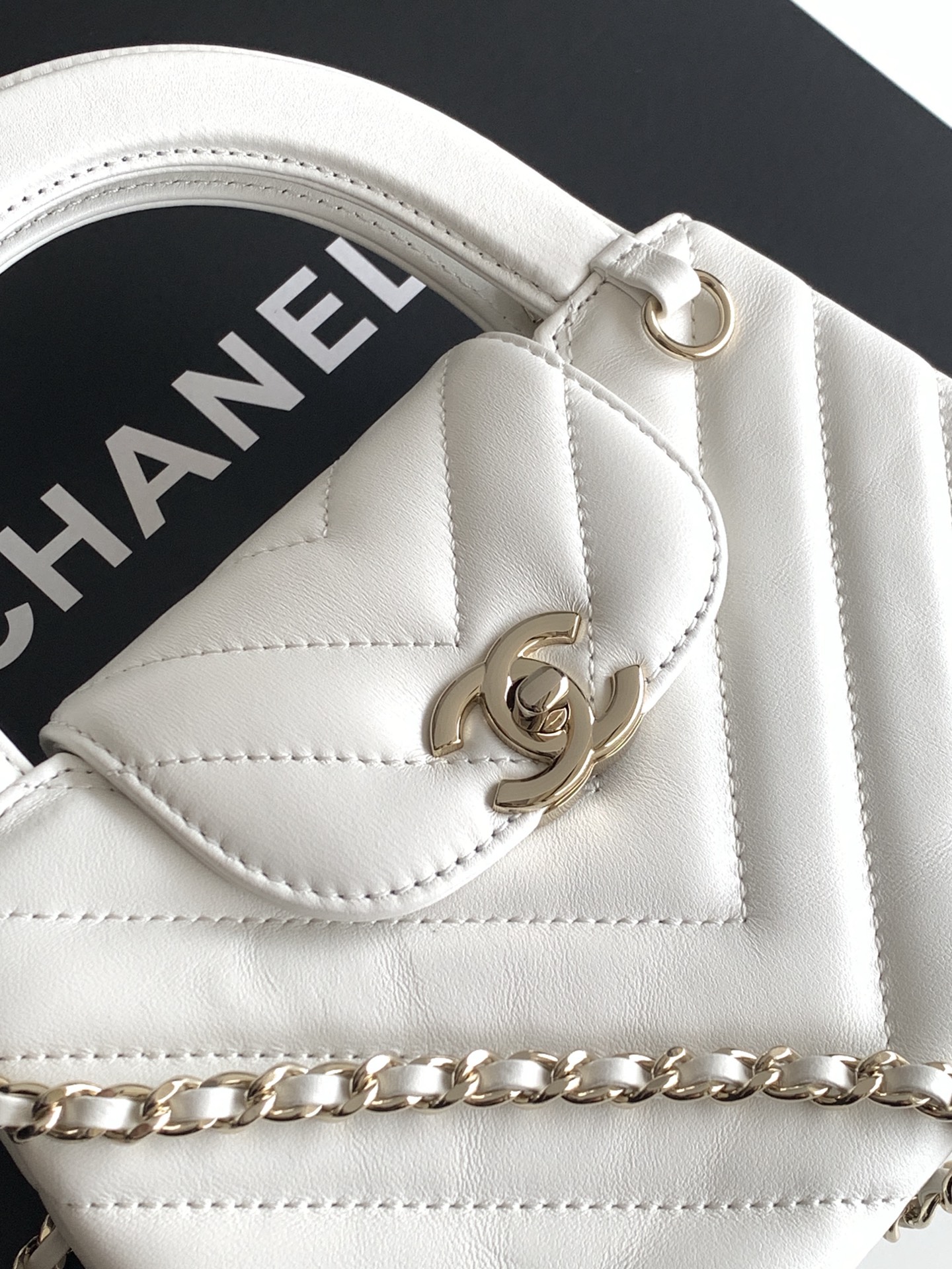 Chanel Style Black Leather Crossbody Bag style reference detail image 5 from source 770385