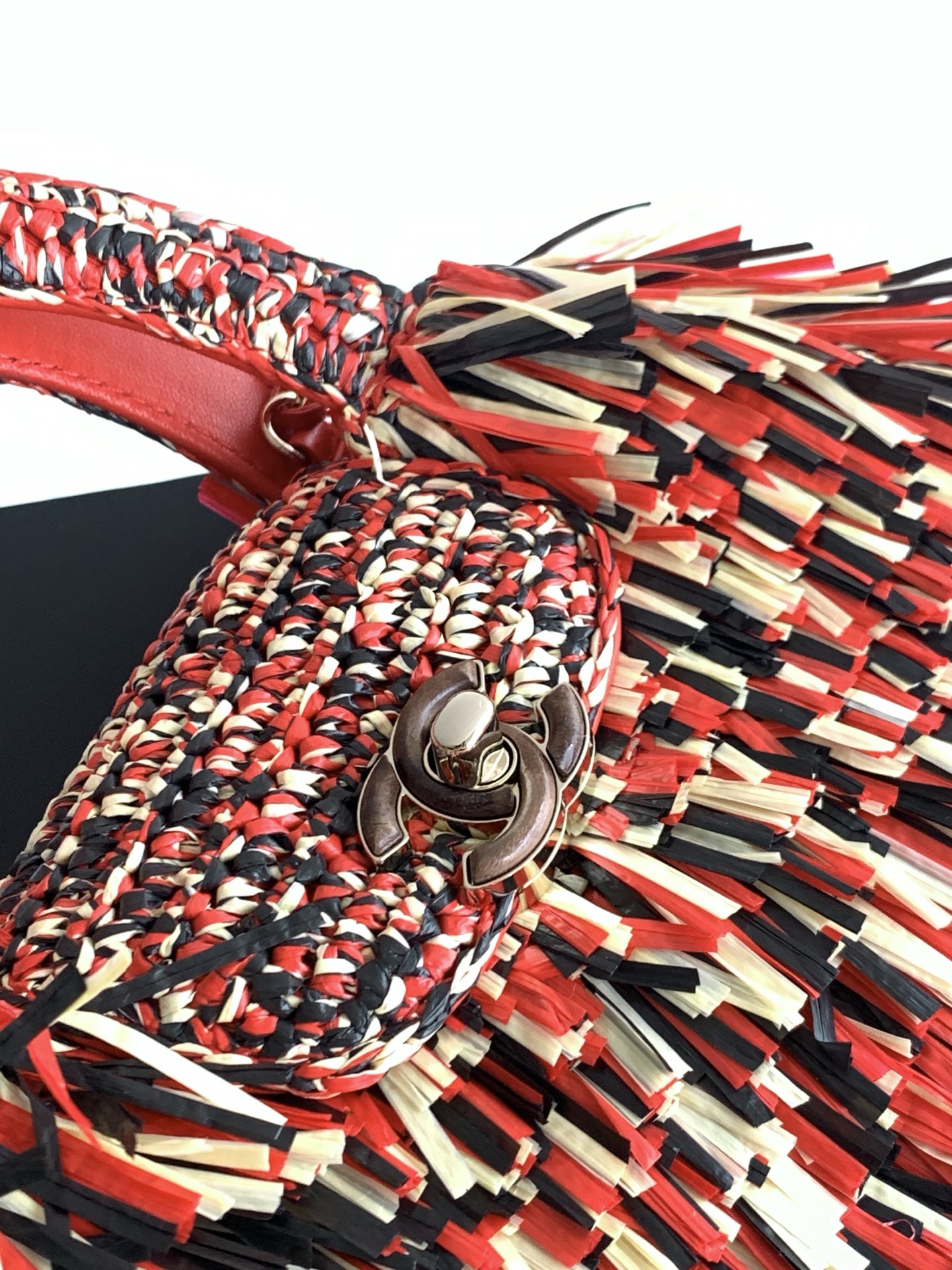 Chanel Style Chain Bag style reference detail image 5 from source 785994