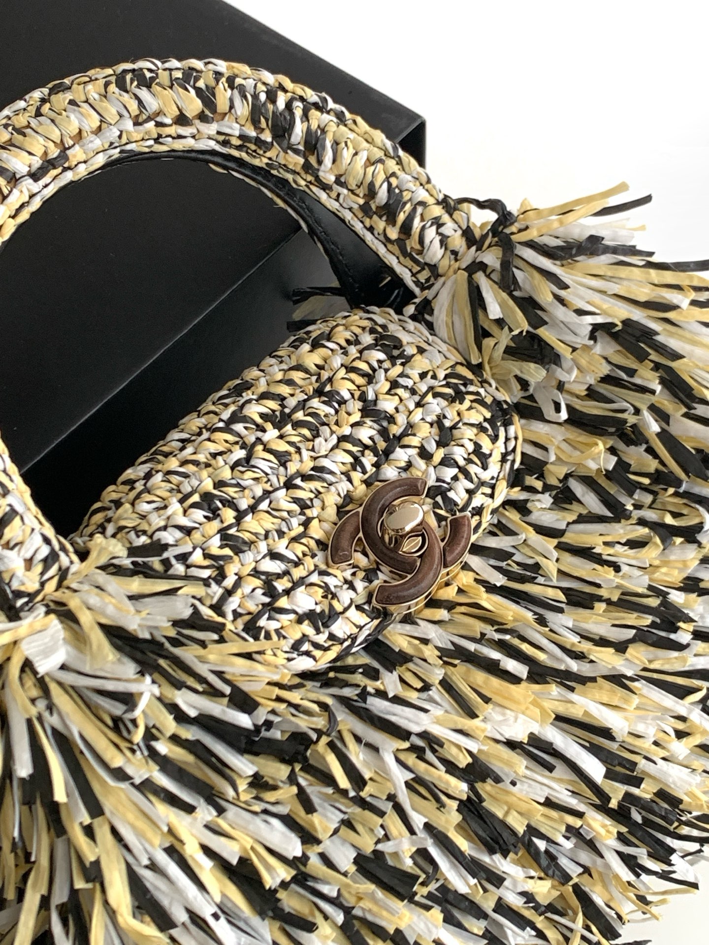 Chanel Style Chain Bag style reference detail image 5 from source 785995