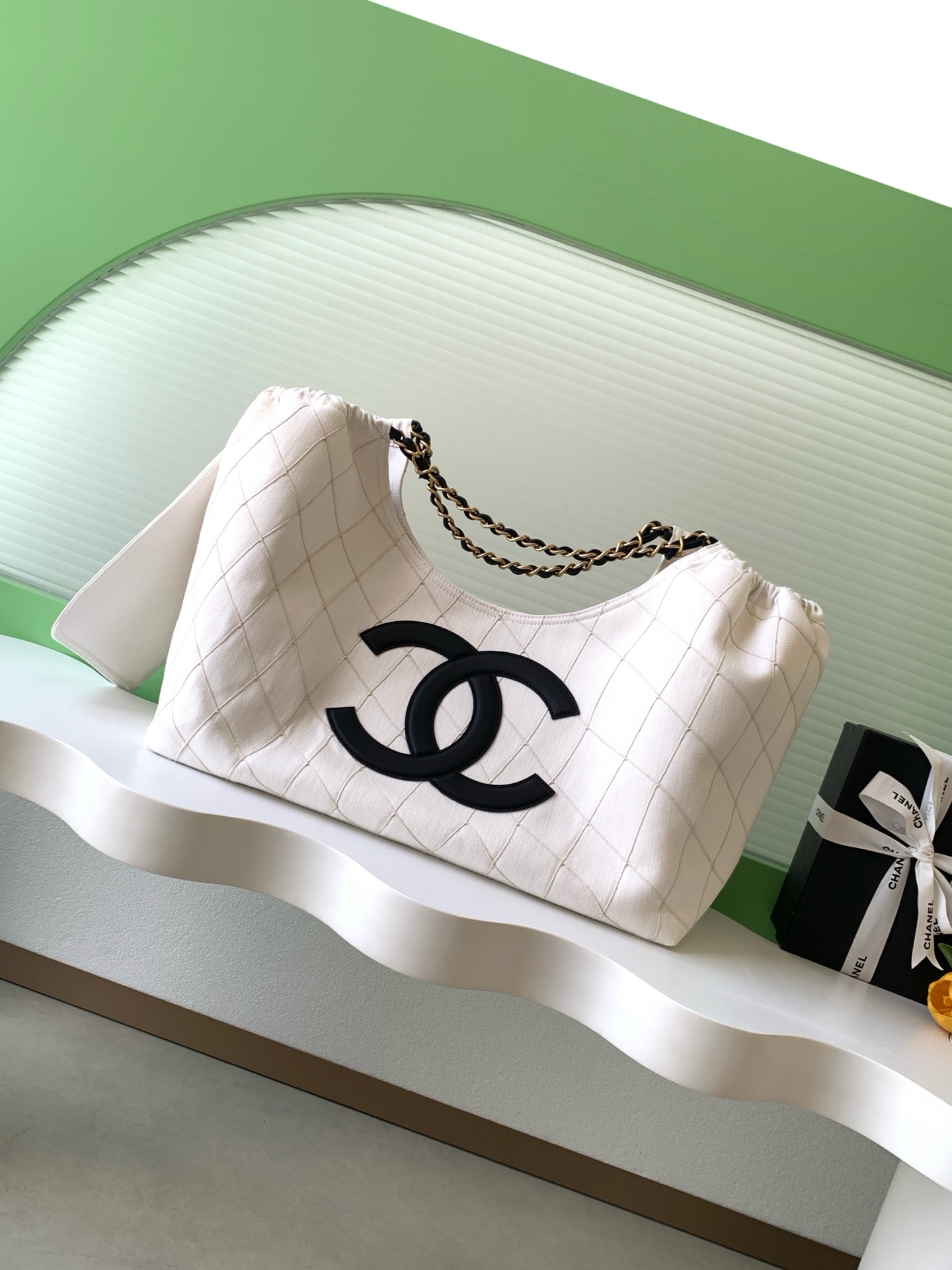 NO:880590,26M Coco Beach series white tote bag, denim + black double C Logo, simple and recognizable!  Diamond pattern quilting technology, metal chain shoulder straps, fashionable and practical. Large capacity, can be worn for commuting or vacation, white is fresh and versatile, full of summer atmosphere ~ Coco Beach series focuses on casual vacation style, paired with striped T-shirts or jeans, you can easily get a lazy and high-end feel!  Style number AS6191 Size 20-43-17, Chanel, chanel, totes, jeans, tees, t-shirt1986090926M Coco Beach系列白色托特包,牛仔布+黑色双C Logo,简约又有辨识度！菱格纹绗缝工艺,金属链条肩带,时髦又实用.大号容量,通勤、度假都能装,白色清新百搭,夏日氛围感拉满～Coco Beach系列主打休闲度假风,搭配条纹T恤或牛仔裤,轻松get慵懒高级感！ 款号AS6191 尺寸20-43-17,香奈儿,chanel,totes,jeans,tees，t-shirt,Bag