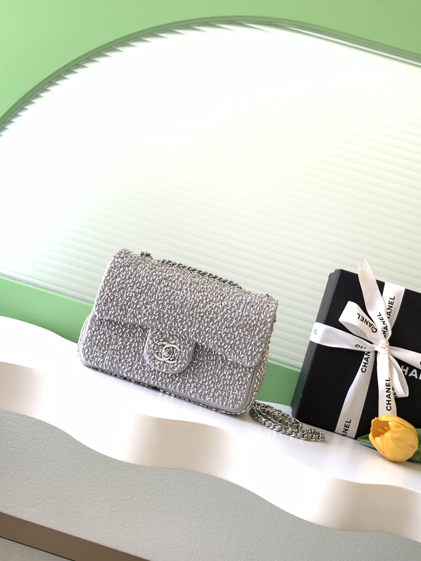 NO:880600,The 26sCF bag is made of orange-pink sequins and tube beads, with gold hardware and a leather chain. It is refined and elegant. It has a classic flap design and the chain can be worn on one shoulder or across the body. It is versatile for daily outings and dates. The tweed texture is delicate and the color is soft, perfect for spring and summer!  Mini is small in size and can hold mobile phones, compacts and other personal belongings. It is practical and fashionable. Model No. AS5957 Size 14-21-8 Comes with packaging, Chanel, chanel1986090926sCF包,橘粉色珠片加管珠材质,搭配金色五金和皮穿链,精致又优雅.经典口盖设计,链条可单肩或斜挎,日常出街、约会都很百搭.粗花呢纹理细腻,色彩柔和,春夏季节超适合！Mini尺寸小巧,能装下手机、粉饼等随身物品,实用又时髦 款号AS5957 尺寸14-21-8 配包装,香奈儿,chanel,Bag