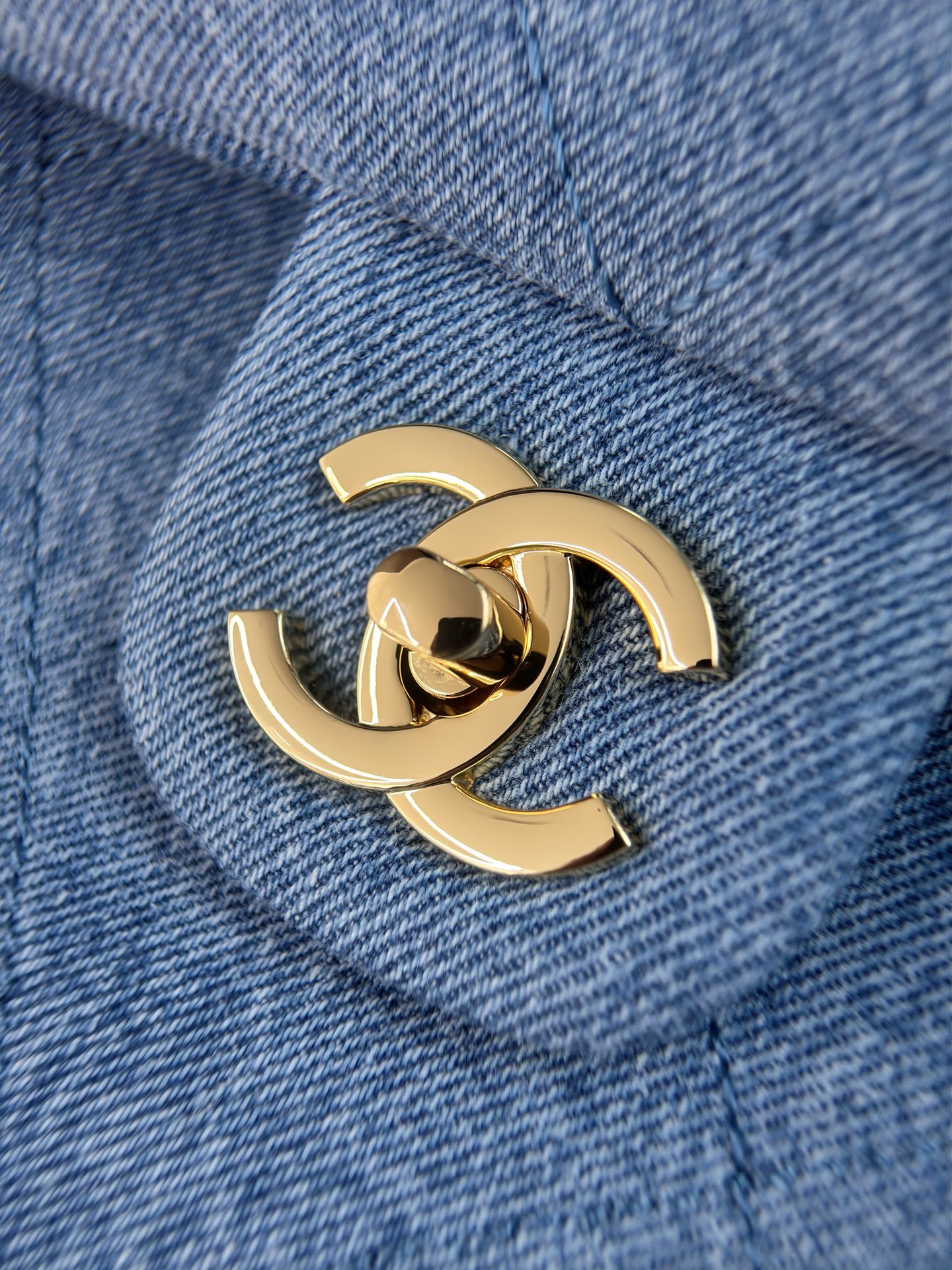 CHANEL Maxi Flap Bag