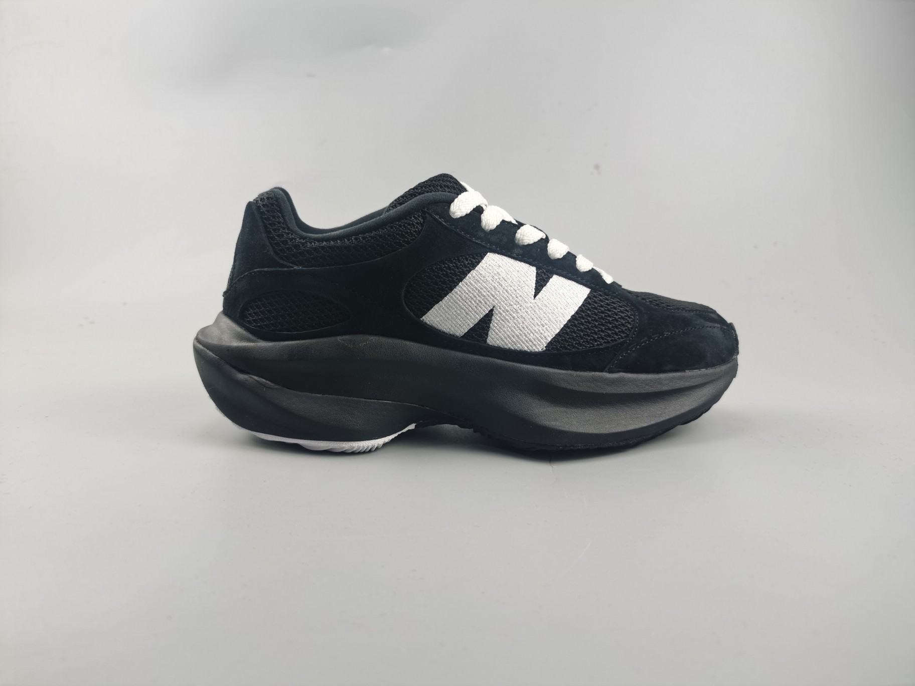 【纯原版】AURALEE x New Balance Warped Runner NB991V2新百伦联名低帮复古老爹风休闲运动慢跑鞋  原楦开发版型 采用环保纤维革拼接透气网眼衬垫织物鞋面材质 T-Beam大底提供足步弓支撑 保持步态稳定后跟搭载外露缓震胶 破坏解构做旧有内味了 以极简主义美学闻名的日本时尚品牌 AURALEE 在巴黎时装周 2024 年春夏时装秀上推出了与 New Balance 的全新合作鞋款 Warped Runner 采用网布和奢华绒面革覆盖层 侧面的同色系「N」标志是对 New Balance 品牌的微妙致敬 同时配有同色系模压 FuelCell 泡沫中底和橡胶外底 此次合作是两个品牌共同致力于简约设计的完美典范 是日常穿着的绝佳选择 
尺码：36 37 37.5 38 38.5 39.5 40 40.5 41.5 42 42.5 43 44 45