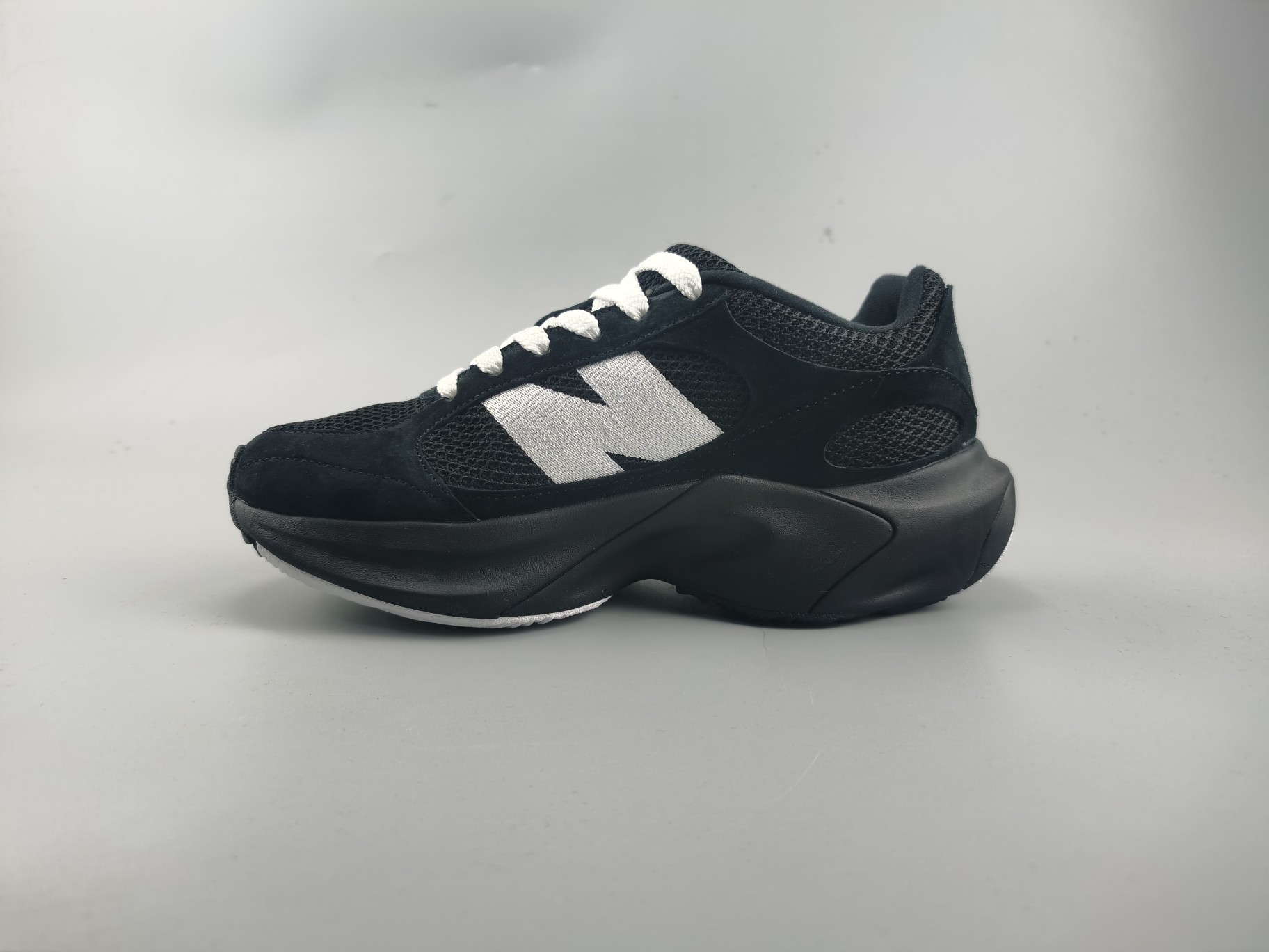 【纯原版】AURALEE x New Balance Warped Runner NB991V2新百伦联名低帮复古老爹风休闲运动慢跑鞋  原楦开发版型 采用环保纤维革拼接透气网眼衬垫织物鞋面材质 T-Beam大底提供足步弓支撑 保持步态稳定后跟搭载外露缓震胶 破坏解构做旧有内味了 以极简主义美学闻名的日本时尚品牌 AURALEE 在巴黎时装周 2024 年春夏时装秀上推出了与 New Balance 的全新合作鞋款 Warped Runner 采用网布和奢华绒面革覆盖层 侧面的同色系「N」标志是对 New Balance 品牌的微妙致敬 同时配有同色系模压 FuelCell 泡沫中底和橡胶外底 此次合作是两个品牌共同致力于简约设计的完美典范 是日常穿着的绝佳选择 
尺码：36 37 37.5 38 38.5 39.5 40 40.5 41.5 42 42.5 43 44 45