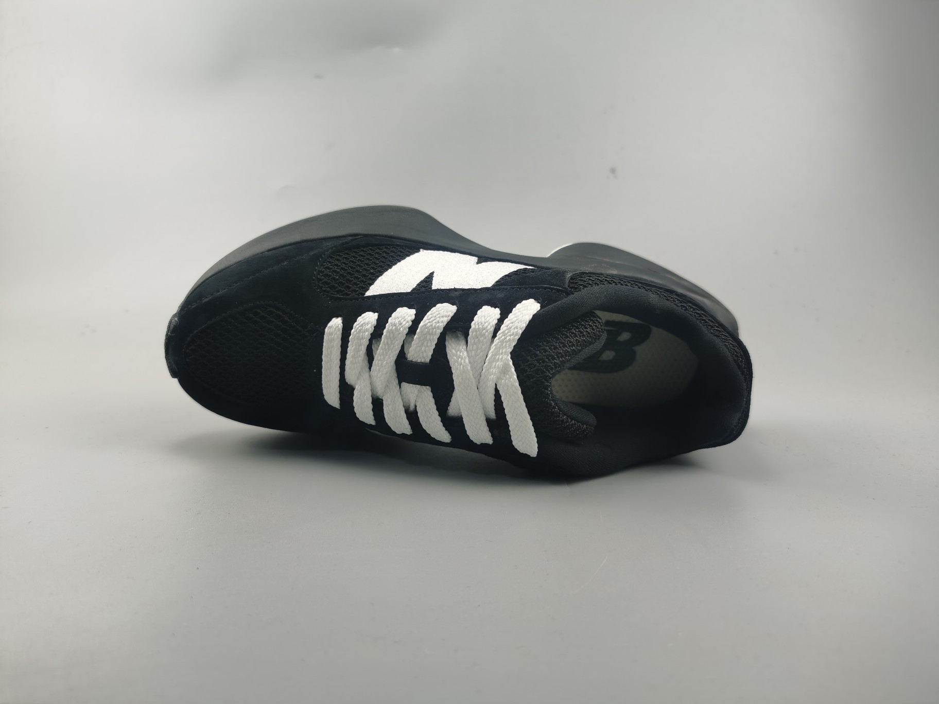 【纯原版】AURALEE x New Balance Warped Runner NB991V2新百伦联名低帮复古老爹风休闲运动慢跑鞋  原楦开发版型 采用环保纤维革拼接透气网眼衬垫织物鞋面材质 T-Beam大底提供足步弓支撑 保持步态稳定后跟搭载外露缓震胶 破坏解构做旧有内味了 以极简主义美学闻名的日本时尚品牌 AURALEE 在巴黎时装周 2024 年春夏时装秀上推出了与 New Balance 的全新合作鞋款 Warped Runner 采用网布和奢华绒面革覆盖层 侧面的同色系「N」标志是对 New Balance 品牌的微妙致敬 同时配有同色系模压 FuelCell 泡沫中底和橡胶外底 此次合作是两个品牌共同致力于简约设计的完美典范 是日常穿着的绝佳选择 
尺码：36 37 37.5 38 38.5 39.5 40 40.5 41.5 42 42.5 43 44 45