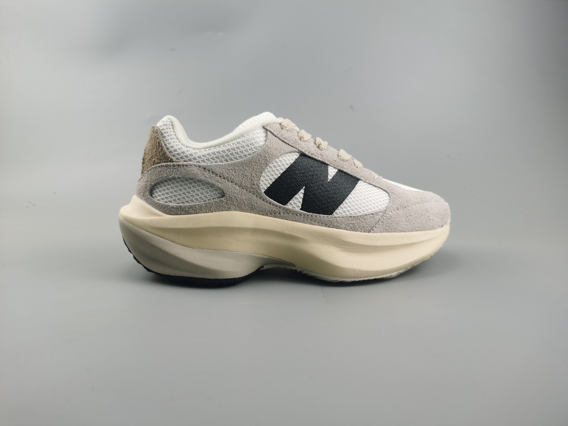 【纯原版】AURALEE x New Balance Warped Runner NB991V2新百伦联名低帮复古老爹风休闲运动慢跑鞋  原楦开发版型 采用环保纤维革拼接透气网眼衬垫织物鞋面材质 T-Beam大底提供足步弓支撑 保持步态稳定后跟搭载外露缓震胶 破坏解构做旧有内味了 以极简主义美学闻名的日本时尚品牌 AURALEE 在巴黎时装周 2024 年春夏时装秀上推出了与 New Balance 的全新合作鞋款 Warped Runner 采用网布和奢华绒面革覆盖层 侧面的同色系「N」标志是对 New Balance 品牌的微妙致敬 同时配有同色系模压 FuelCell 泡沫中底和橡胶外底 此次合作是两个品牌共同致力于简约设计的完美典范 是日常穿着的绝佳选择 
尺码：36 37 37.5 38 38.5 39.5 40 40.5 41.5 42 42.5 43 44 45