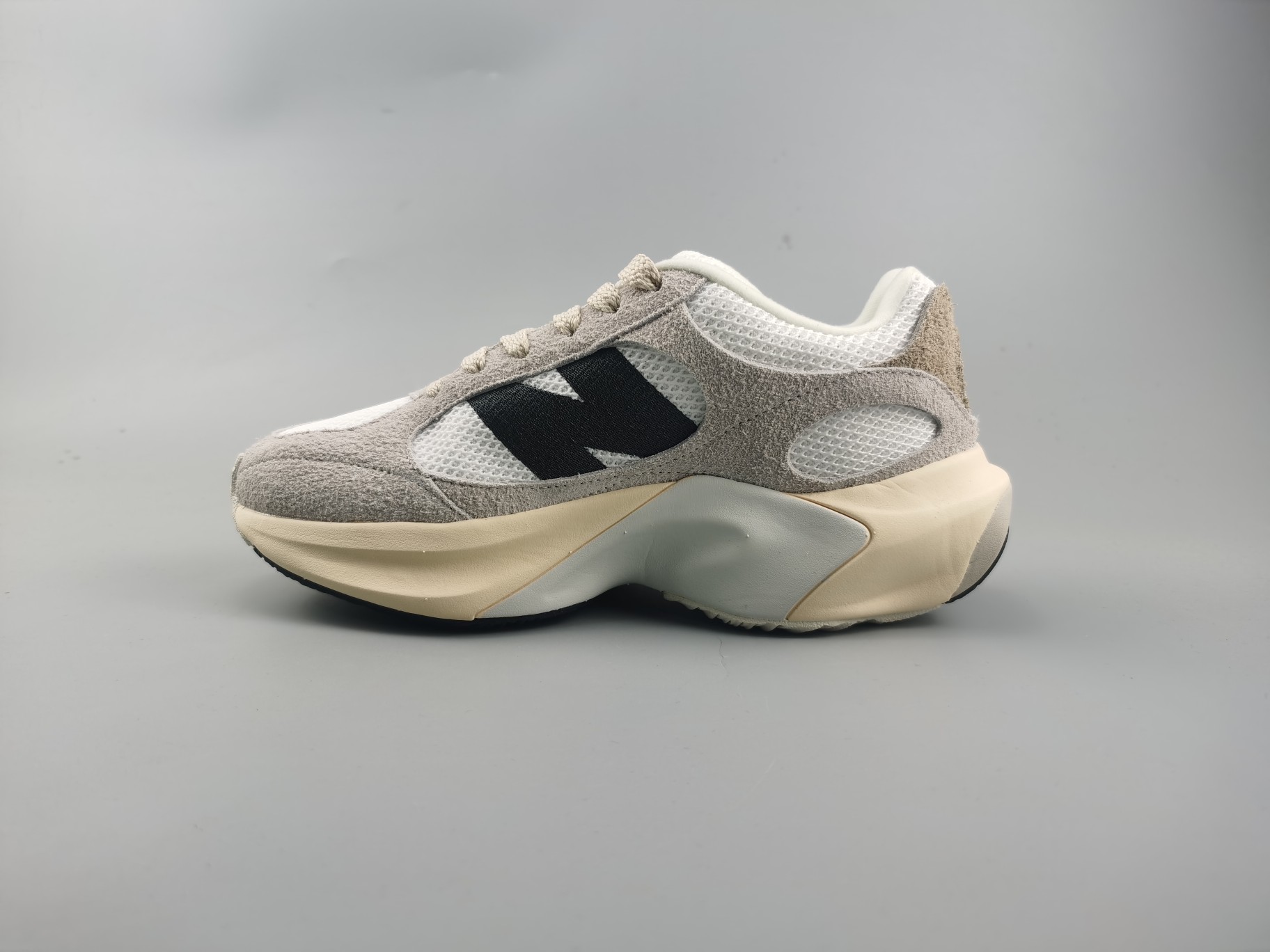 【纯原版】AURALEE x New Balance Warped Runner NB991V2新百伦联名低帮复古老爹风休闲运动慢跑鞋  原楦开发版型 采用环保纤维革拼接透气网眼衬垫织物鞋面材质 T-Beam大底提供足步弓支撑 保持步态稳定后跟搭载外露缓震胶 破坏解构做旧有内味了 以极简主义美学闻名的日本时尚品牌 AURALEE 在巴黎时装周 2024 年春夏时装秀上推出了与 New Balance 的全新合作鞋款 Warped Runner 采用网布和奢华绒面革覆盖层 侧面的同色系「N」标志是对 New Balance 品牌的微妙致敬 同时配有同色系模压 FuelCell 泡沫中底和橡胶外底 此次合作是两个品牌共同致力于简约设计的完美典范 是日常穿着的绝佳选择 
尺码：36 37 37.5 38 38.5 39.5 40 40.5 41.5 42 42.5 43 44 45