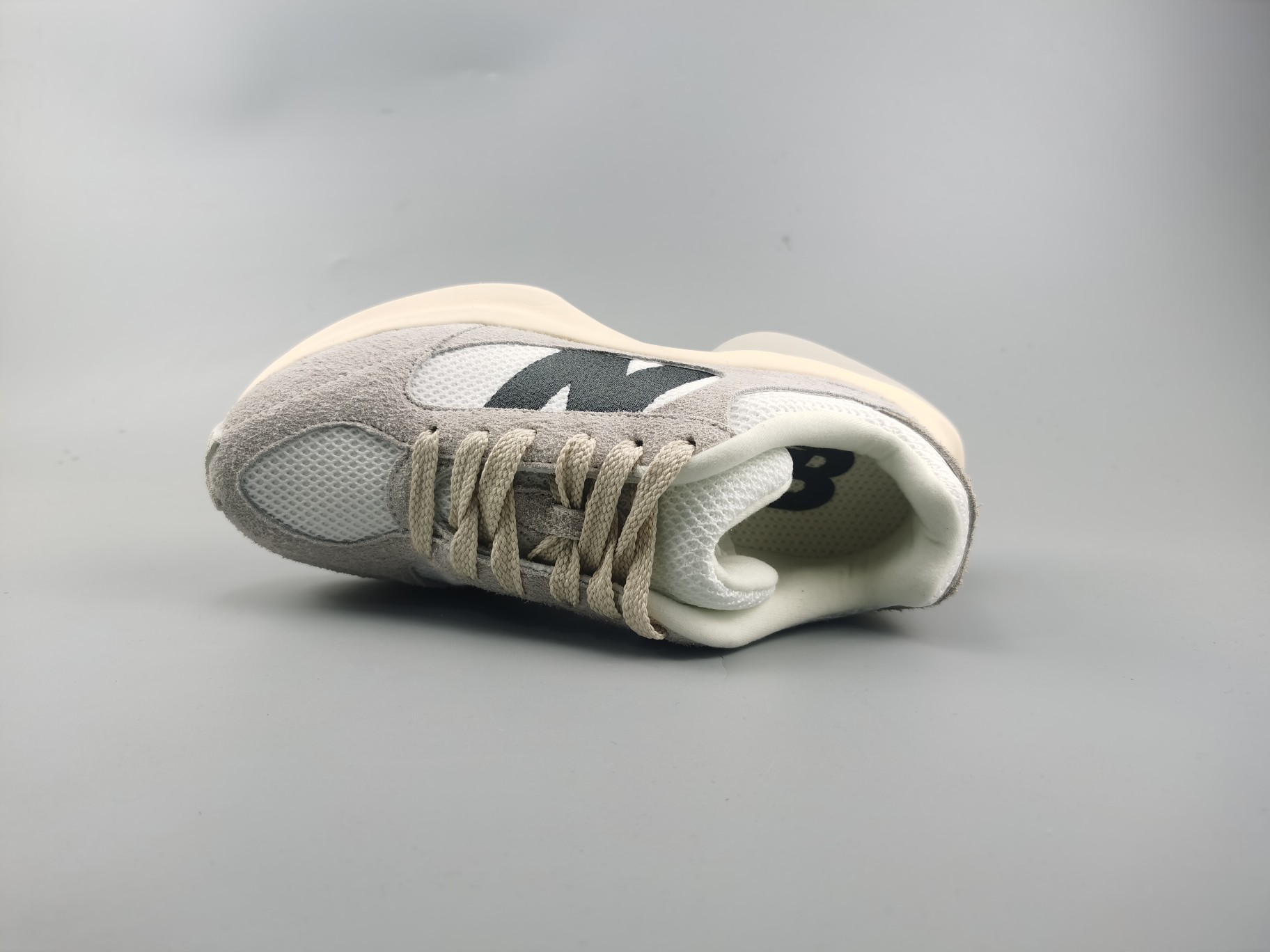 【纯原版】AURALEE x New Balance Warped Runner NB991V2新百伦联名低帮复古老爹风休闲运动慢跑鞋  原楦开发版型 采用环保纤维革拼接透气网眼衬垫织物鞋面材质 T-Beam大底提供足步弓支撑 保持步态稳定后跟搭载外露缓震胶 破坏解构做旧有内味了 以极简主义美学闻名的日本时尚品牌 AURALEE 在巴黎时装周 2024 年春夏时装秀上推出了与 New Balance 的全新合作鞋款 Warped Runner 采用网布和奢华绒面革覆盖层 侧面的同色系「N」标志是对 New Balance 品牌的微妙致敬 同时配有同色系模压 FuelCell 泡沫中底和橡胶外底 此次合作是两个品牌共同致力于简约设计的完美典范 是日常穿着的绝佳选择 
尺码：36 37 37.5 38 38.5 39.5 40 40.5 41.5 42 42.5 43 44 45