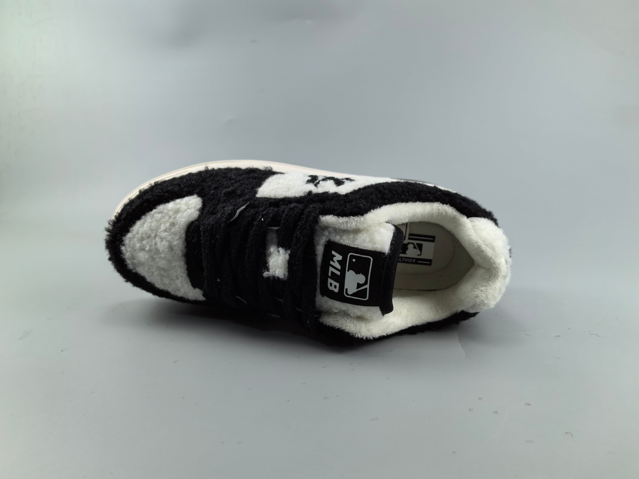 出货：羊羔毛黑白熊猫公司级 2023MLB小白鞋（[庆祝]市面上唯一顶级纯原版本 原材料打造[庆祝]）原楦原档案数据开发版型（完美鞋头弧度/后套收口效果🆚市面文案版本‼️）#原厂立体填充鞋舌海绵#中底注胶孔原数据开发模具大底原厂转印标补出：全新MLB 23年 小白鞋 独家出货 公司级 真标 棒球联盟MLB  NY  ins 抖音 快手 小红书网红老爹鞋 韩国洋基队NY大标潮流老爹鞋 内增高6cm 原厂1：1模具开发 原厂进口纳米材质 原厂 全套手提袋 原盒雷射防伪标包装 天猫订单品质 官网尺码35 36 36.5 37.5 38 38.5 39 40 40.5 41 42 42.5 43 44 45