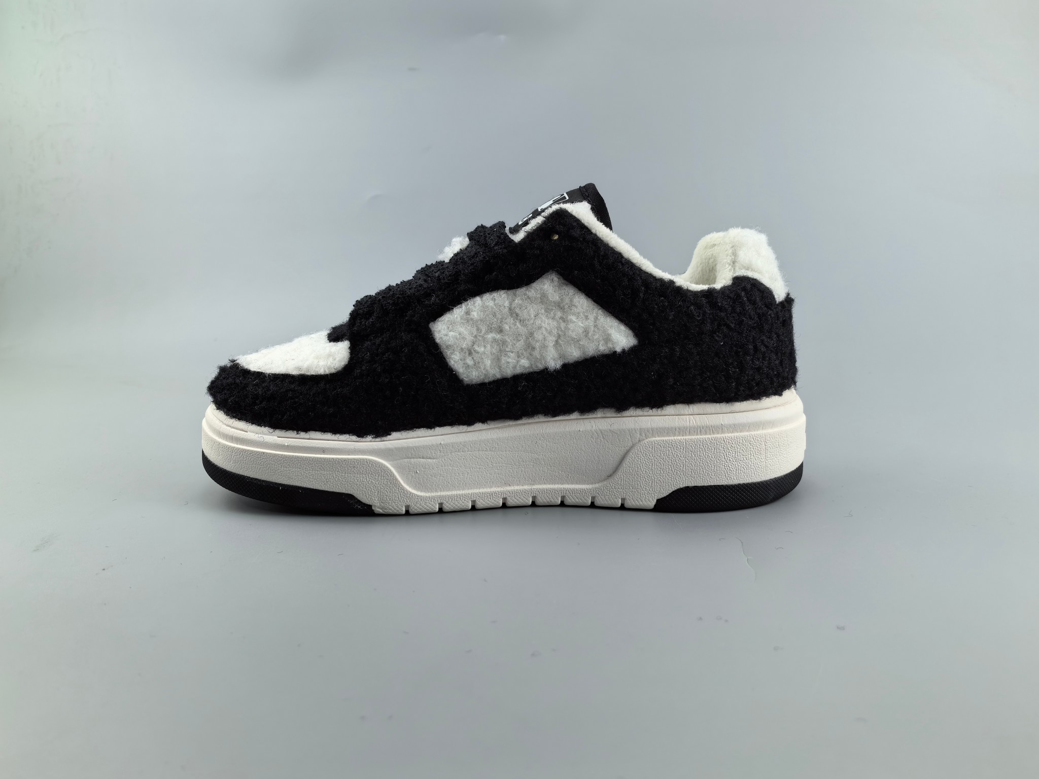 出货：羊羔毛黑白熊猫公司级 2023MLB小白鞋（[庆祝]市面上唯一顶级纯原版本 原材料打造[庆祝]）原楦原档案数据开发版型（完美鞋头弧度/后套收口效果🆚市面文案版本‼️）#原厂立体填充鞋舌海绵#中底注胶孔原数据开发模具大底原厂转印标补出：全新MLB 23年 小白鞋 独家出货 公司级 真标 棒球联盟MLB  NY  ins 抖音 快手 小红书网红老爹鞋 韩国洋基队NY大标潮流老爹鞋 内增高6cm 原厂1：1模具开发 原厂进口纳米材质 原厂 全套手提袋 原盒雷射防伪标包装 天猫订单品质 官网尺码35 36 36.5 37.5 38 38.5 39 40 40.5 41 42 42.5 43 44 45