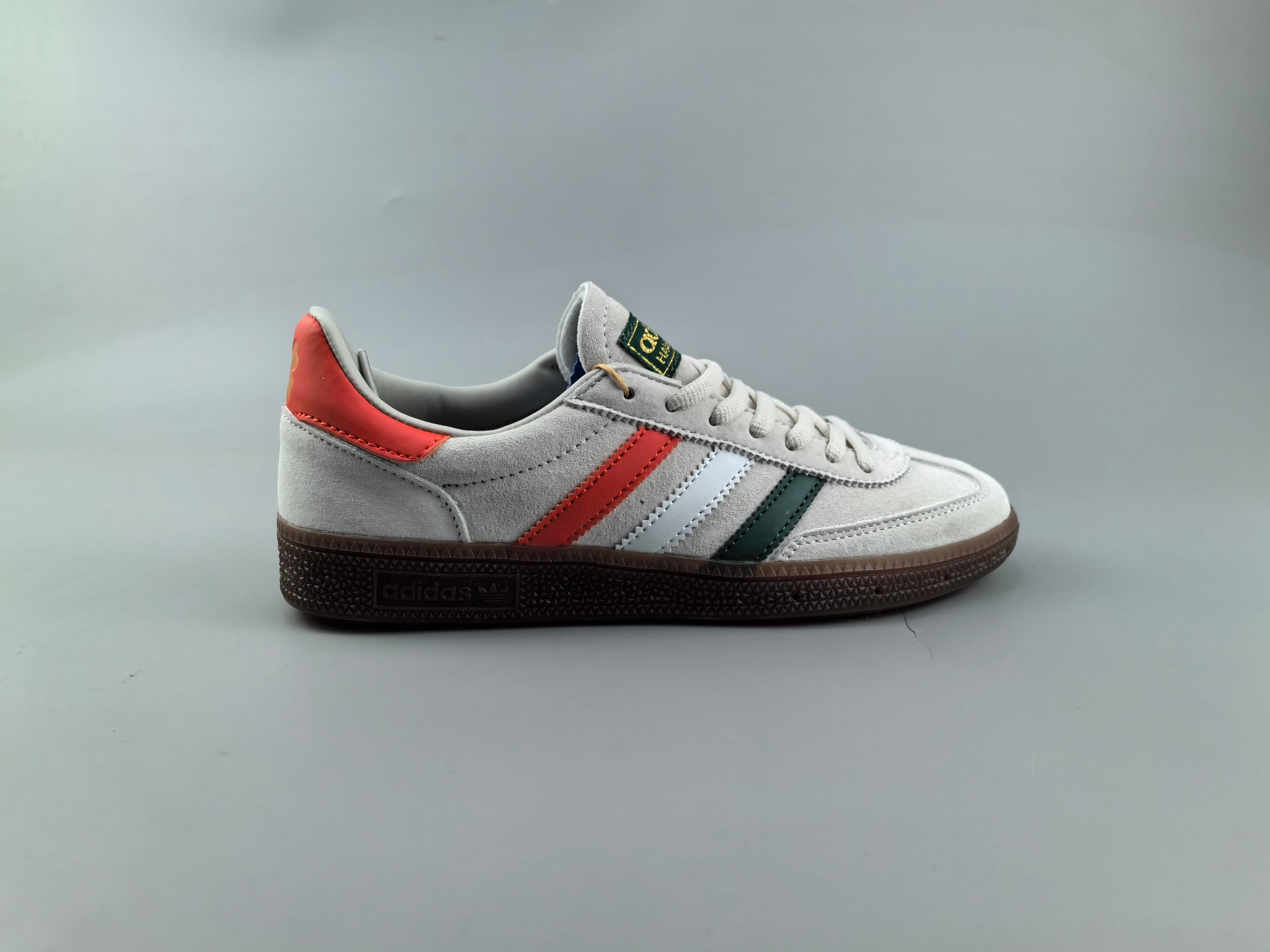 Adidas originals x Gazelle 阿迪联名经典休闲板鞋 复古男女运动鞋 融汇品牌丰富且历史悠久的典藏元素, adidas x 联名系列在三根线条的组合中承袭品牌历史及标志性设计语言.创作总监亚力山卓-米开理从80年代和90年代的美好回忆中汲取灵感,缔造兼具怀旧风格和现代气质的出众系列.这款Gazelle运动鞋饰有Trefoil印花和条纹