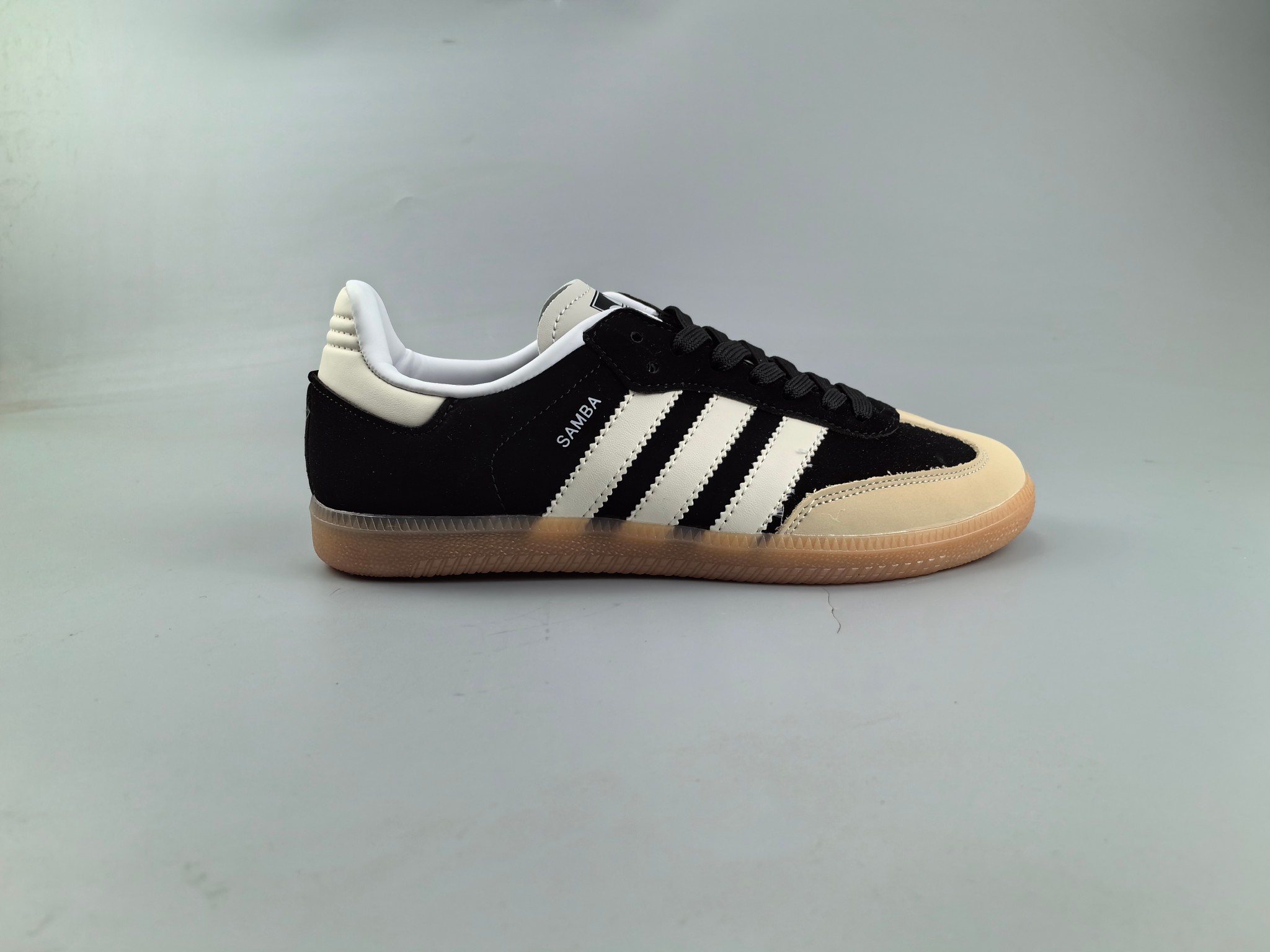 【新品实拍篇】升级Z版#男女鞋真标半码制#原楦开发版型#采用软质纳帕纹移膜革拼接翻毛鞋面材质#外置耐磨防滑橡胶鞋底❗️元老级鞋款华丽回归,阿迪达斯/三叶草Adidas Originals Jeans Low 琼斯系列低帮复古训练德训风百搭休闲运动慢跑鞋“皮革白雾霾蓝生胶底”F36114 2⁄3 371⁄3 38 382⁄3 391⁄3 40 402⁄3 411⁄3 42 422⁄3 431⁄3 44 442⁄3 45 诞生于 1976 年,这双 adidasJeans 是第一款品牌最全面的训练鞋.而英国鞋店Size?早前便宣布,将会为这鞋款带来革新版 adidas Jeans Super.新鞋经过重新调整,其鞋底的保护比原作更稳定;另外鞋侧的 adidas 标记都和原作不同,它置于鞋侧的上方,和过去几年的 Gazella 及 Samba Super 一样