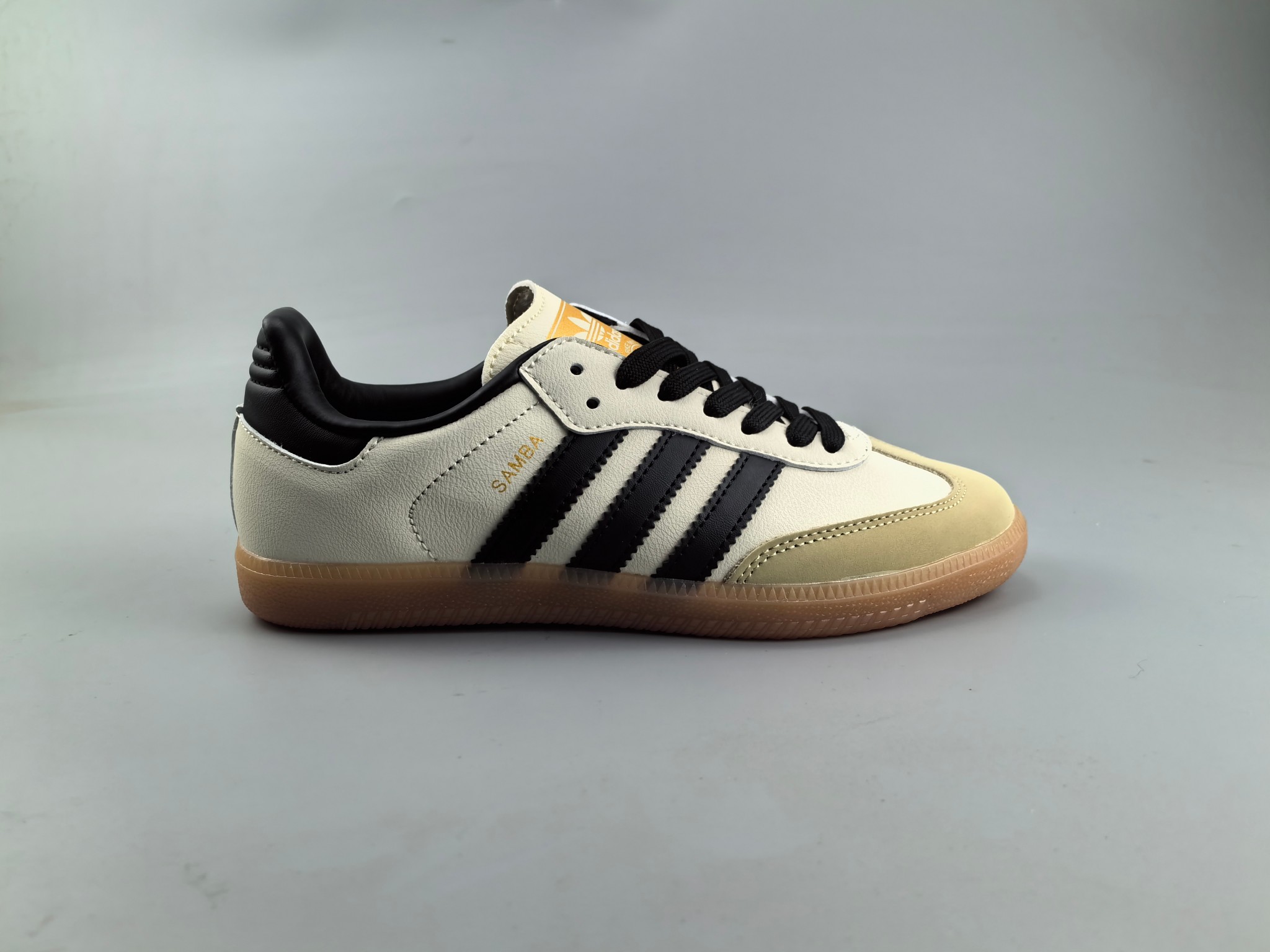 【新品实拍篇】升级Z版#男女鞋真标半码制#原楦开发版型#采用软质纳帕纹移膜革拼接翻毛鞋面材质#外置耐磨防滑橡胶鞋底❗️元老级鞋款华丽回归,阿迪达斯/三叶草Adidas Original Jeans Low 琼斯系列低帮复古训练德训风百搭休闲运动慢跑鞋“皮革白雾霾蓝生胶底”F36114 2⁄3 371⁄3 38 382⁄3 391⁄3 40 402⁄3 411⁄3 42 422⁄3 431⁄3 44 442⁄3 45 诞生于 1976 年,这双 adidasJeans 是第一款品牌最全面的训练鞋.而英国鞋店Size?早前便宣布,将会为这鞋款带来革新版 adidas Jeans Super.新鞋经过重新调整,其鞋底的保护比原作更稳定;另外鞋侧的 adidas 标记都和原来不同,它置于鞋侧的上方,和过去几年的 Gazella 及 Samba Super 一样