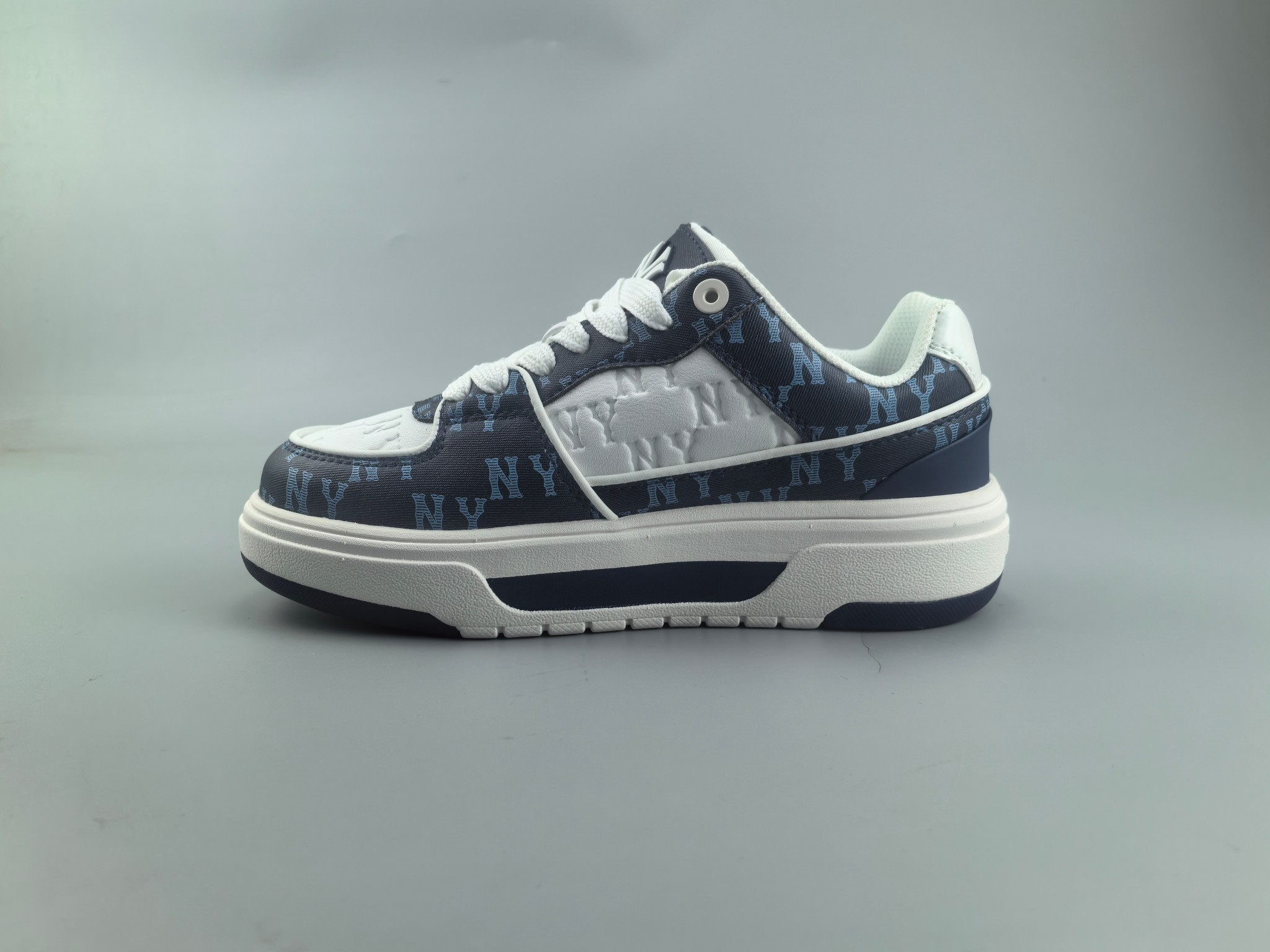 学长二代出货：公司级 2024MLB小白鞋（[庆祝]市面上唯一顶级纯原版本 原材料打造[庆祝]）原楦原档案数据开发版型（完美鞋头弧度/后套收口效果🆚市面文案版本‼️）#原厂立体填充鞋舌海绵#中底注胶孔原数据开发模具大底原厂转印标补出：全新MLB 24年 小白鞋 独家出货 公司级 真标 棒球联盟MLB  NY  ins 抖音 快手 小红书网红老爹鞋 韩国洋基队NY大标潮流老爹鞋 内增高6cm 原厂1：1模具开发 原厂进口纳米材质 原厂 全套手提袋 原盒雷射防伪标包装 天猫订单品质 官网尺码35 36 36.5 37.5 38 38.5 39 40 40.5 41 42 42.5 43 44 45