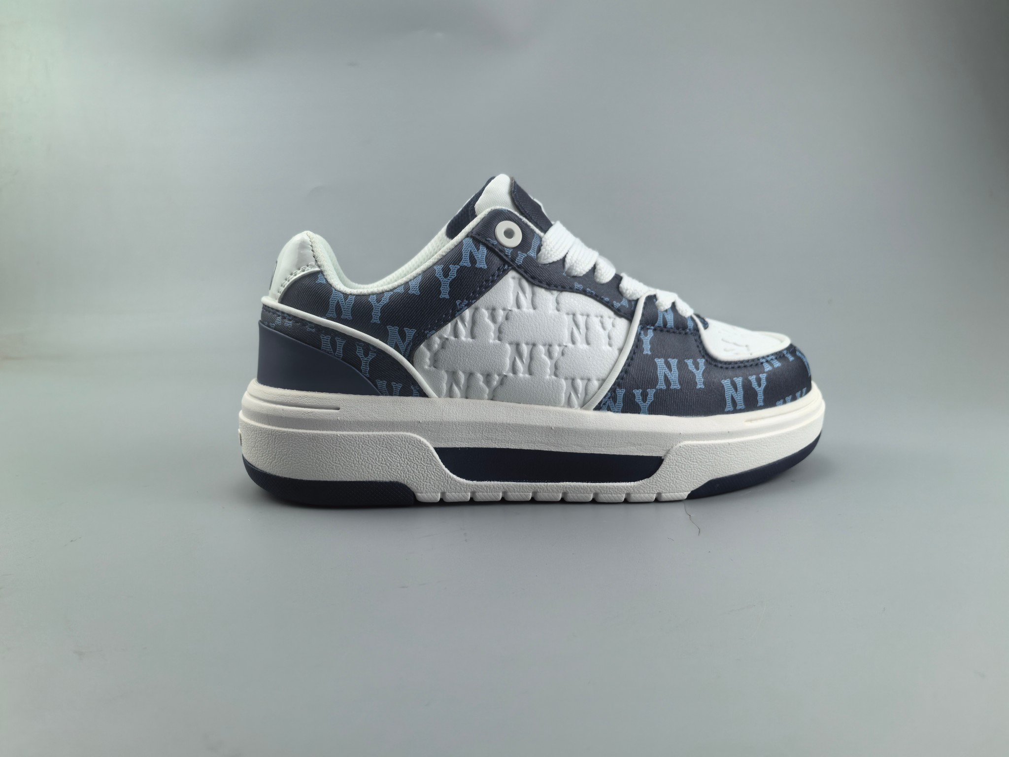 学长二代出货：公司级 2024MLB小白鞋（[庆祝]市面上唯一顶级纯原版本 原材料打造[庆祝]）原楦原档案数据开发版型（完美鞋头弧度/后套收口效果🆚市面文案版本‼️）#原厂立体填充鞋舌海绵#中底注胶孔原数据开发模具大底原厂转印标补出：全新MLB 24年 小白鞋 独家出货 公司级 真标 棒球联盟MLB  NY  ins 抖音 快手 小红书网红老爹鞋 韩国洋基队NY大标潮流老爹鞋 内增高6cm 原厂1：1模具开发 原厂进口纳米材质 原厂 全套手提袋 原盒雷射防伪标包装 天猫订单品质 官网尺码35 36 36.5 37.5 38 38.5 39 40 40.5 41 42 42.5 43 44 45