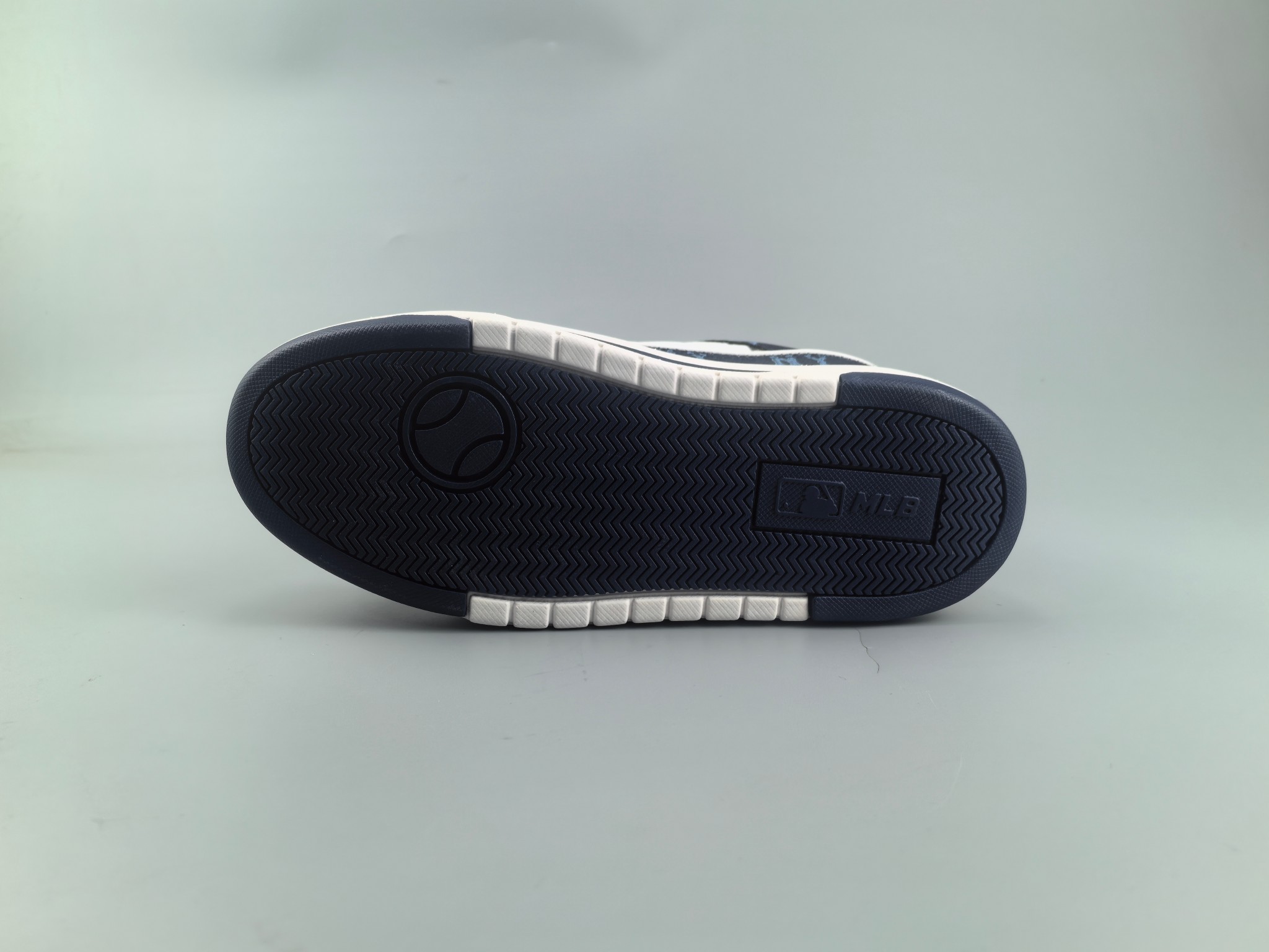 学长二代出货：公司级 2024MLB小白鞋（[庆祝]市面上唯一顶级纯原版本 原材料打造[庆祝]）原楦原档案数据开发版型（完美鞋头弧度/后套收口效果🆚市面文案版本‼️）#原厂立体填充鞋舌海绵#中底注胶孔原数据开发模具大底原厂转印标补出：全新MLB 24年 小白鞋 独家出货 公司级 真标 棒球联盟MLB  NY  ins 抖音 快手 小红书网红老爹鞋 韩国洋基队NY大标潮流老爹鞋 内增高6cm 原厂1：1模具开发 原厂进口纳米材质 原厂 全套手提袋 原盒雷射防伪标包装 天猫订单品质 官网尺码35 36 36.5 37.5 38 38.5 39 40 40.5 41 42 42.5 43 44 45