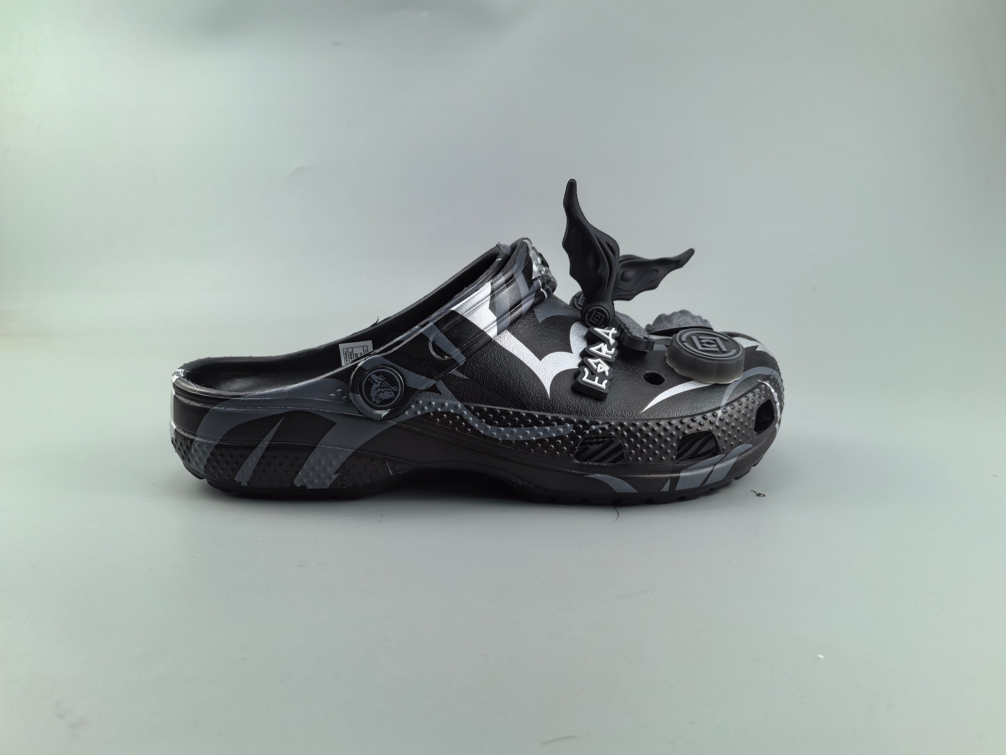 视频鉴赏 陈冠希CLOT荆棘👽外星人👽联名CROCS洞洞鞋卡骆驰35一45